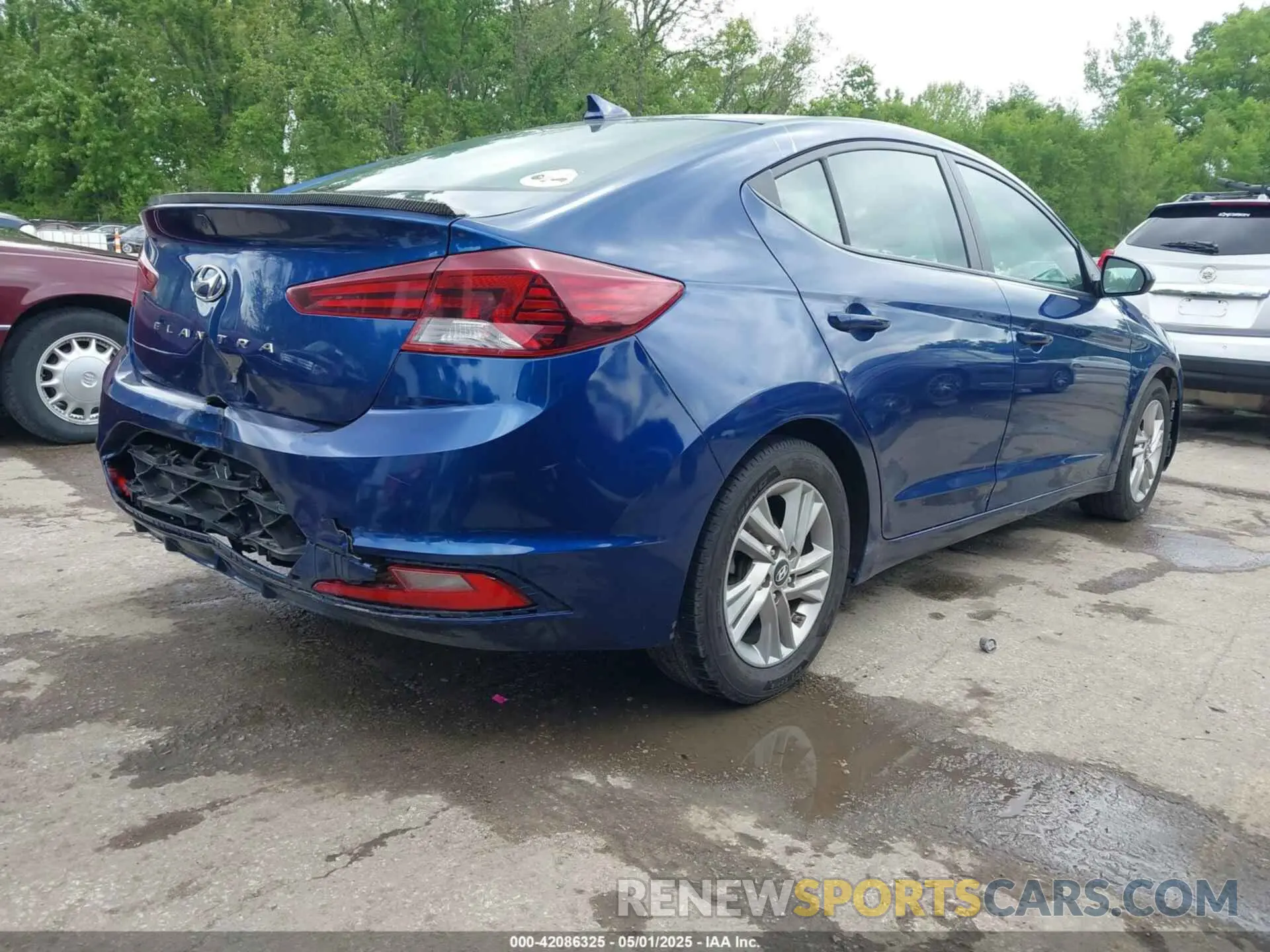 4 Photograph of a damaged car 5NPD84LF1KH472702 HYUNDAI ELANTRA 2019