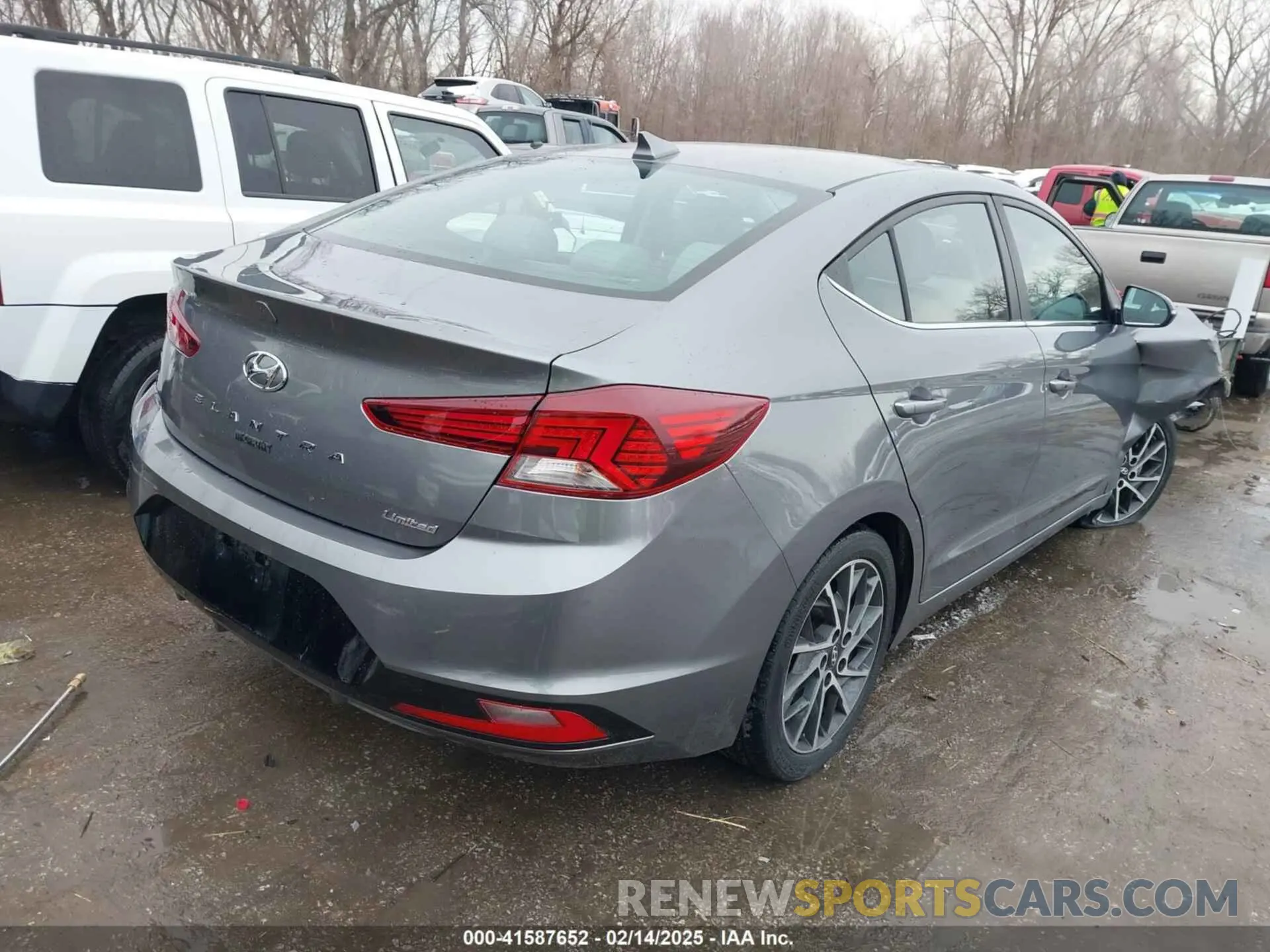 4 Photograph of a damaged car 5NPD84LF2KH414940 HYUNDAI ELANTRA 2019