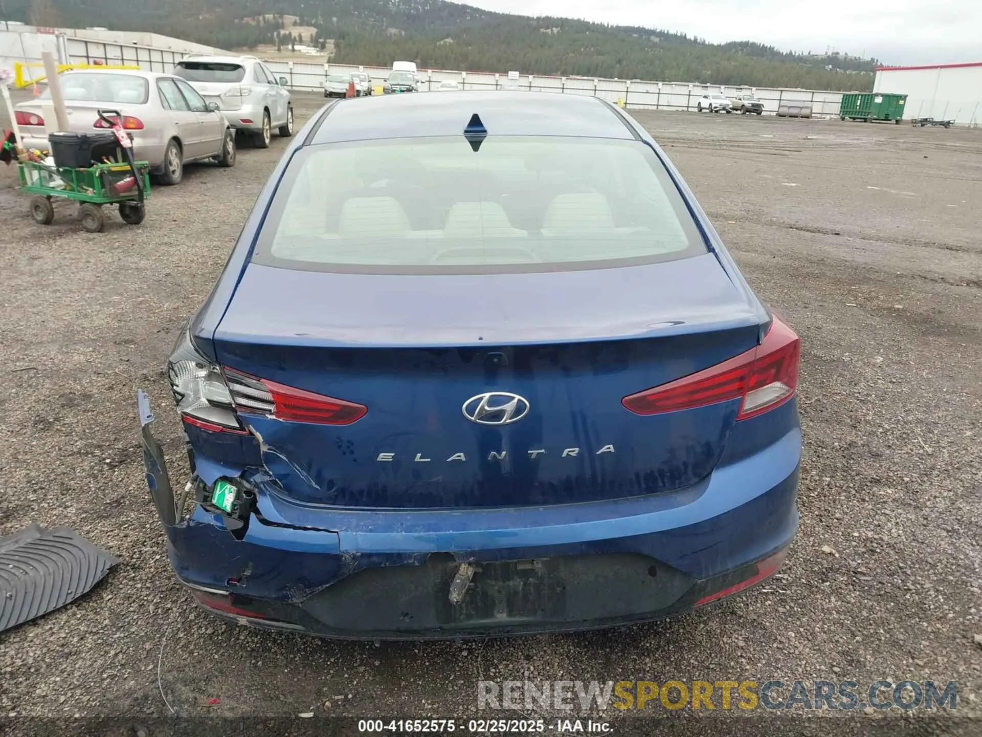 17 Photograph of a damaged car 5NPD84LF2KH438641 HYUNDAI ELANTRA 2019