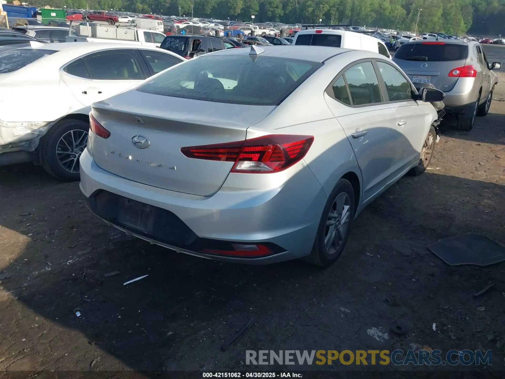 4 Photograph of a damaged car 5NPD84LF2KH441569 HYUNDAI ELANTRA 2019