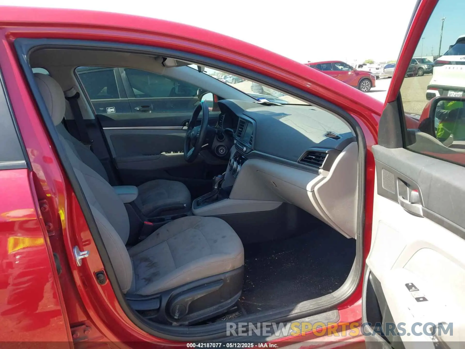 5 Photograph of a damaged car 5NPD84LF2KH460073 HYUNDAI ELANTRA 2019