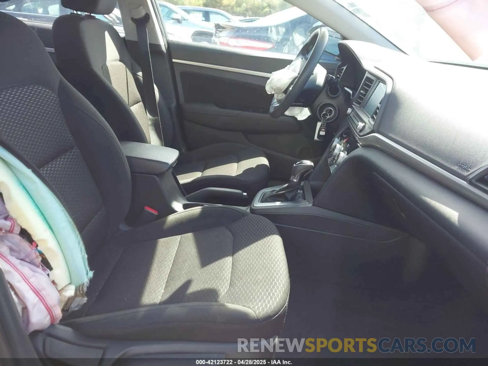 5 Photograph of a damaged car 5NPD84LF3KH405177 HYUNDAI ELANTRA 2019