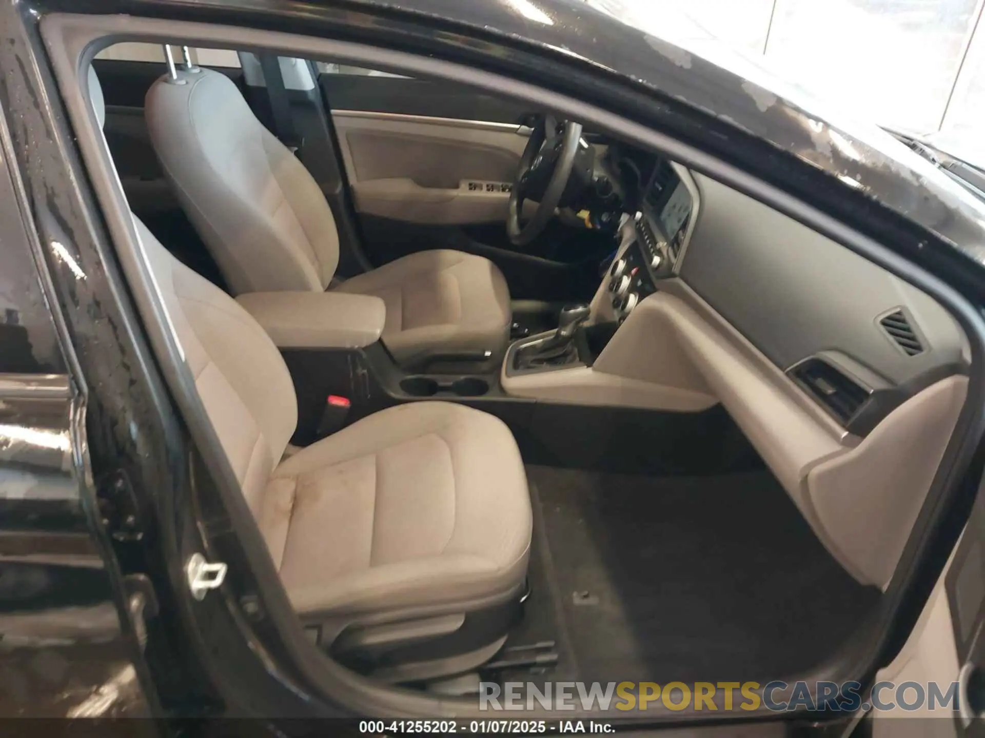 5 Photograph of a damaged car 5NPD84LF3KH405714 HYUNDAI ELANTRA 2019