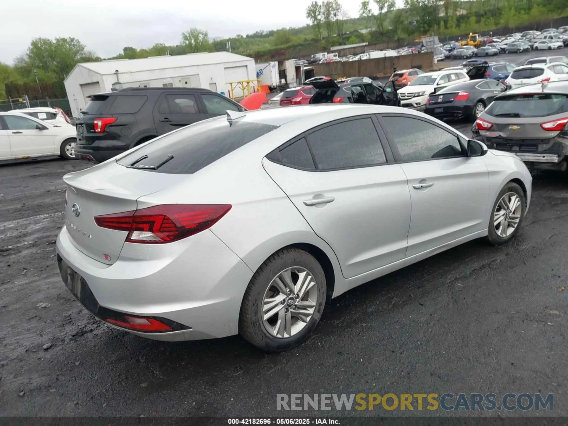 4 Photograph of a damaged car 5NPD84LF3KH450555 HYUNDAI ELANTRA 2019