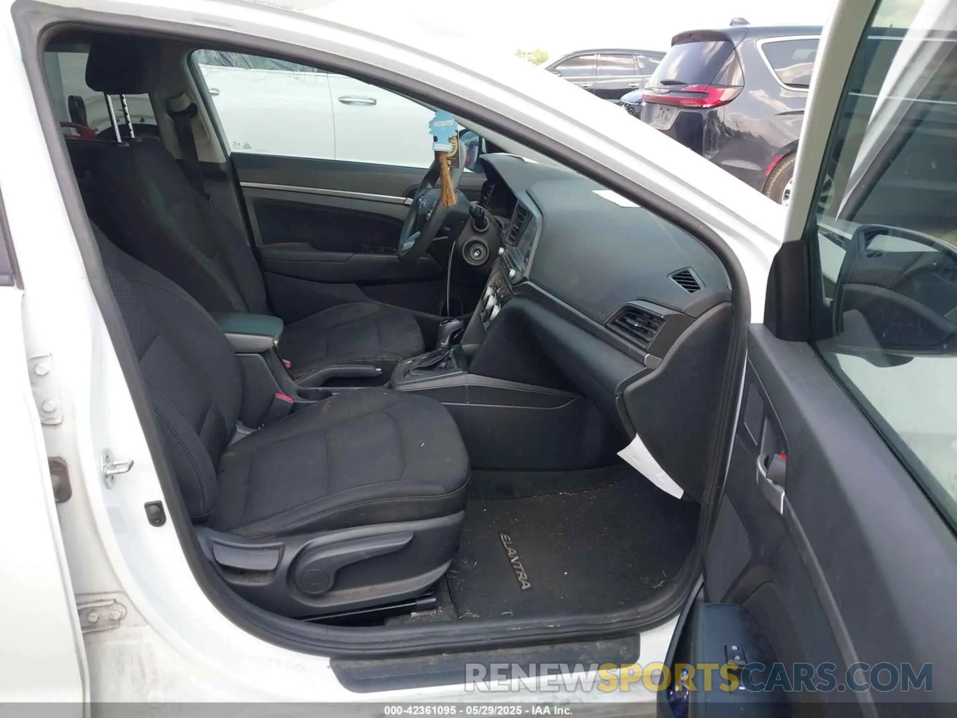 5 Photograph of a damaged car 5NPD84LF4KH404409 HYUNDAI ELANTRA 2019