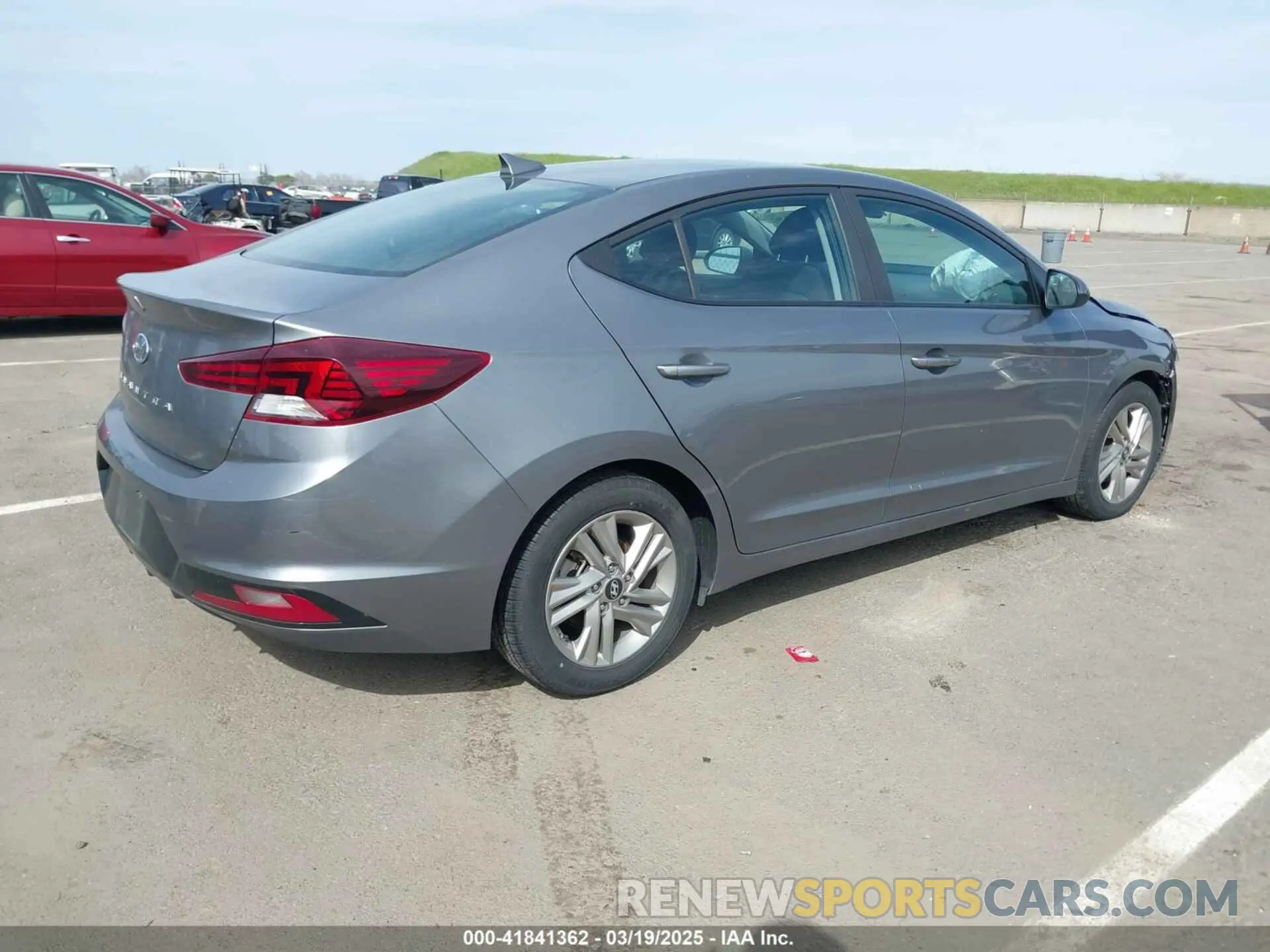 4 Photograph of a damaged car 5NPD84LF4KH424174 HYUNDAI ELANTRA 2019