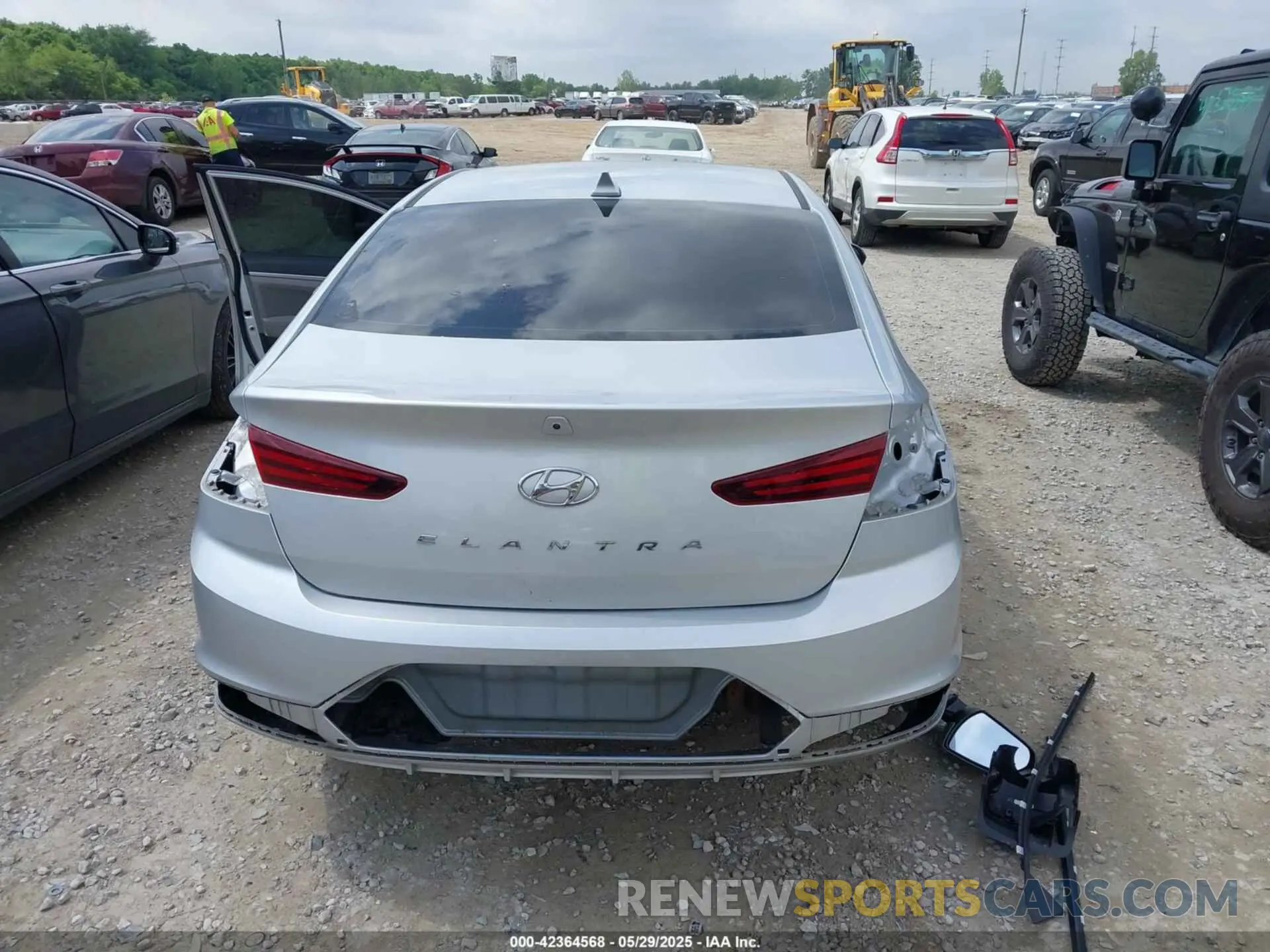 17 Photograph of a damaged car 5NPD84LF4KH426118 HYUNDAI ELANTRA 2019