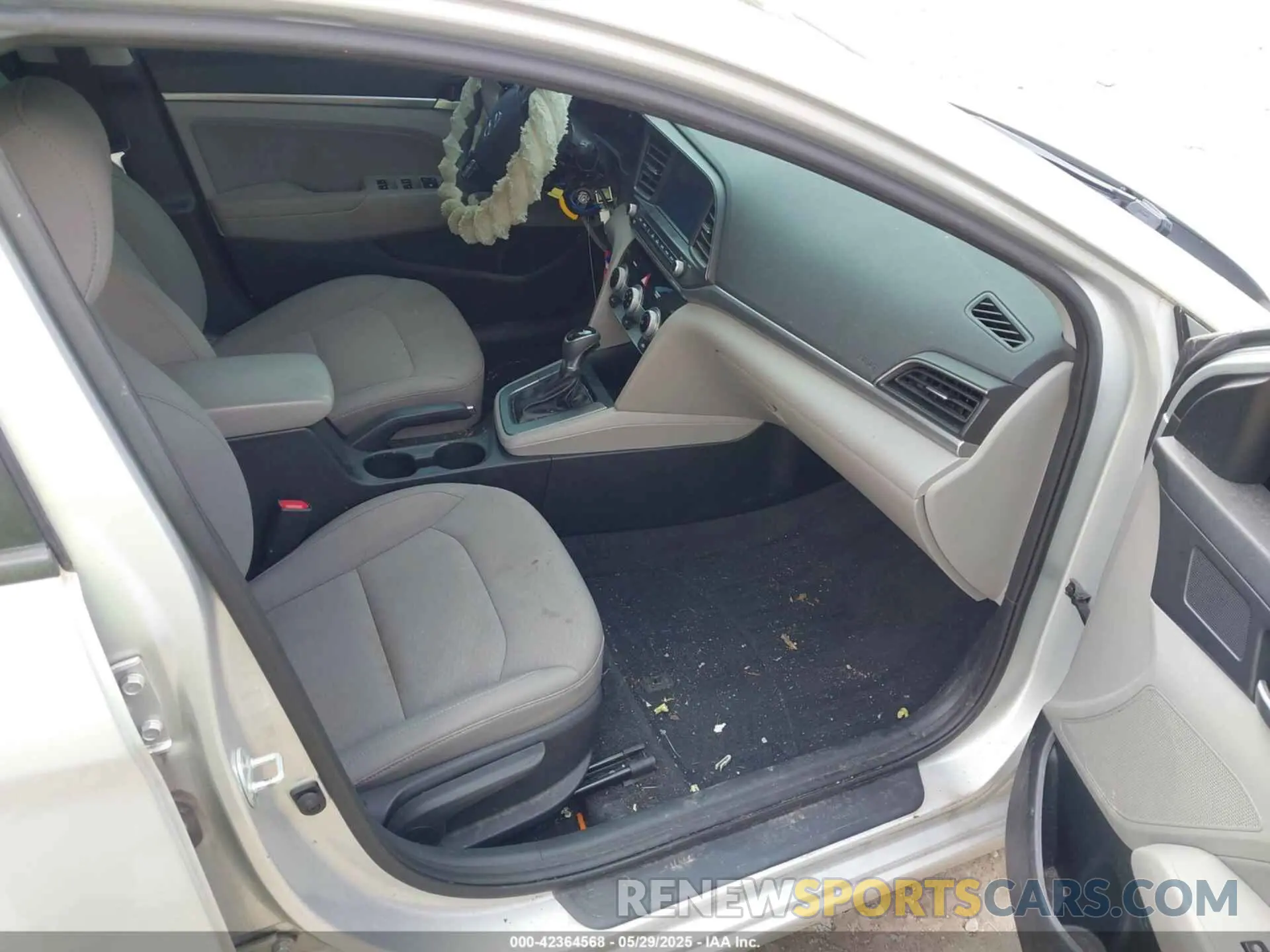 5 Photograph of a damaged car 5NPD84LF4KH426118 HYUNDAI ELANTRA 2019