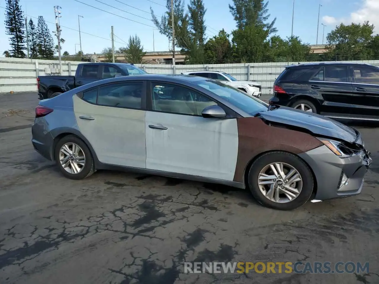 4 Photograph of a damaged car 5NPD84LF4KH442934 HYUNDAI ELANTRA 2019