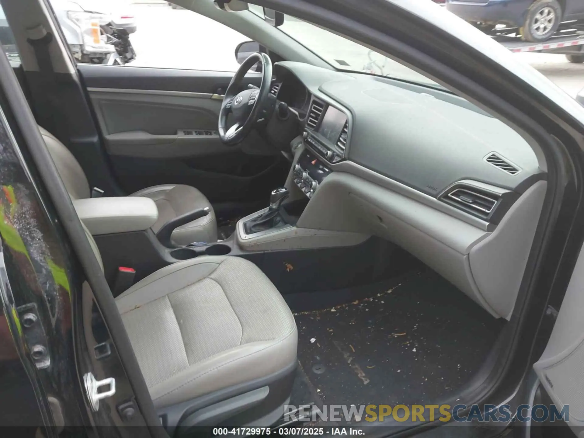 5 Photograph of a damaged car 5NPD84LF5KH409568 HYUNDAI ELANTRA 2019