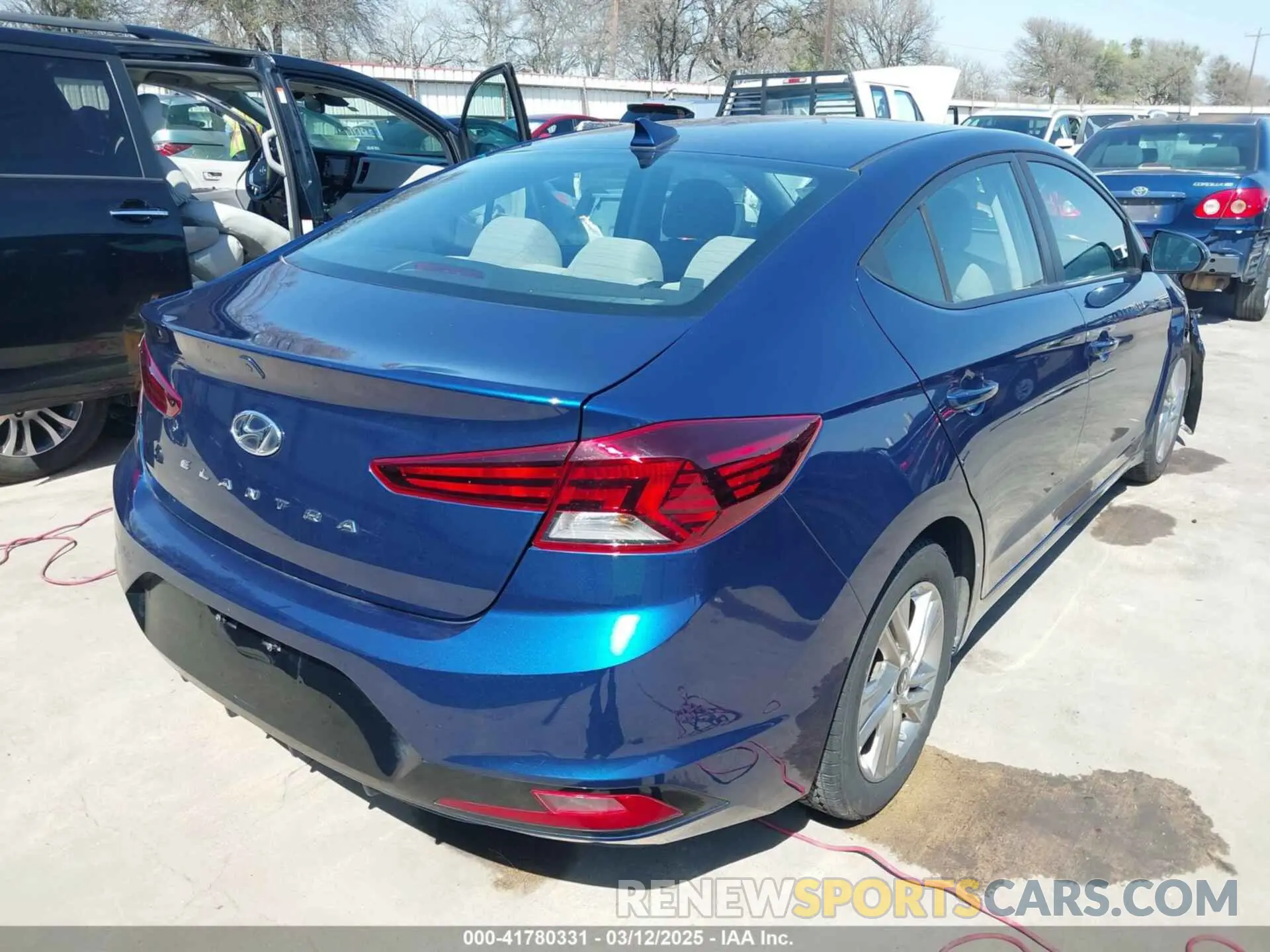 4 Photograph of a damaged car 5NPD84LF6KH414388 HYUNDAI ELANTRA 2019