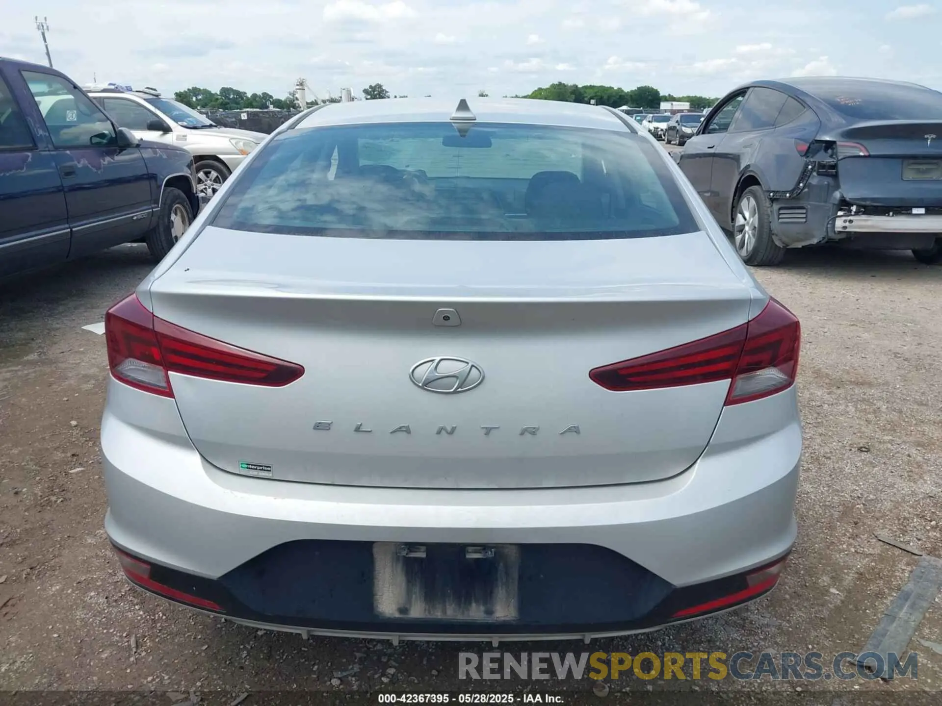 16 Photograph of a damaged car 5NPD84LF6KH435709 HYUNDAI ELANTRA 2019