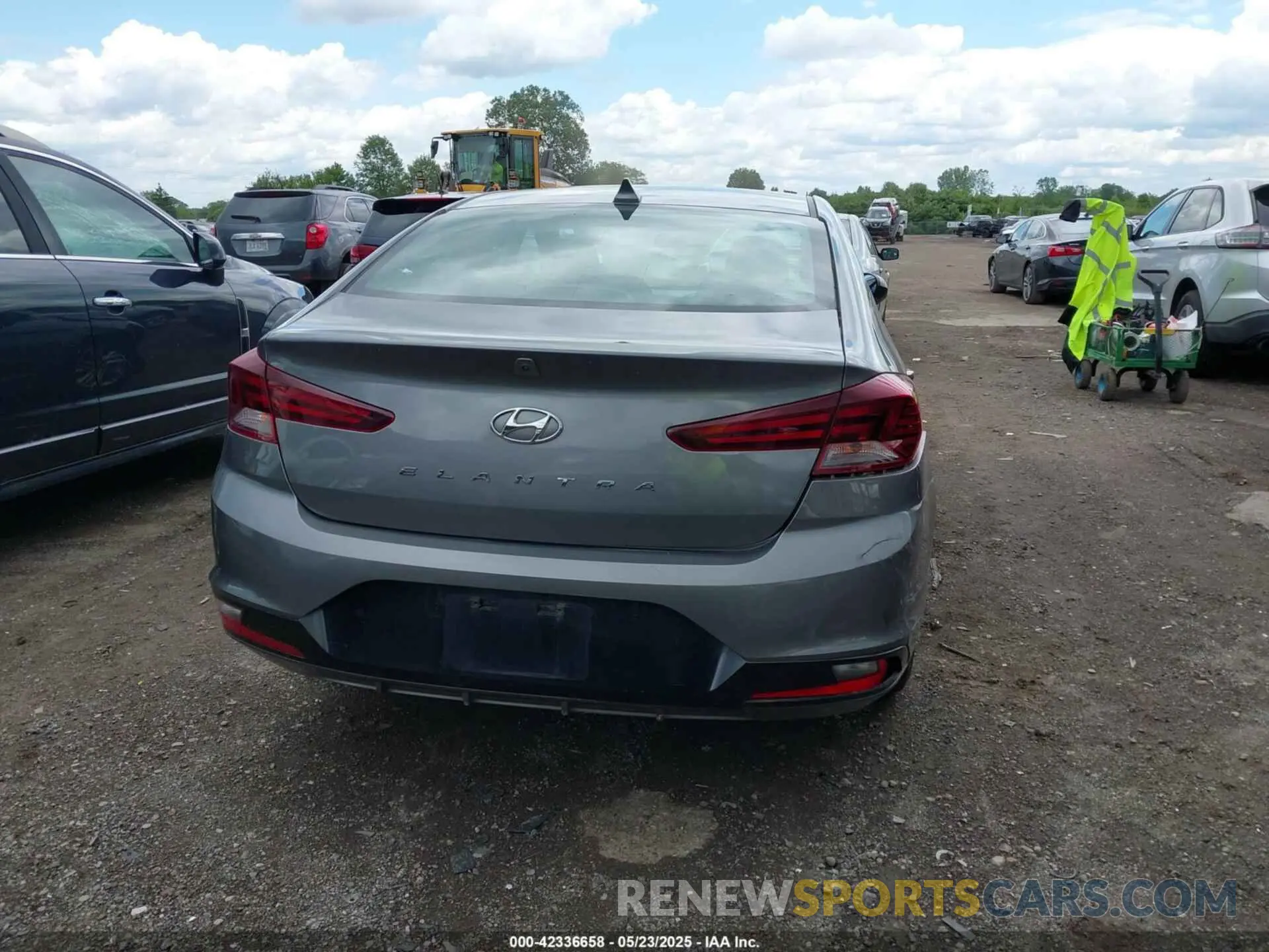 17 Photograph of a damaged car 5NPD84LF7KH422483 HYUNDAI ELANTRA 2019