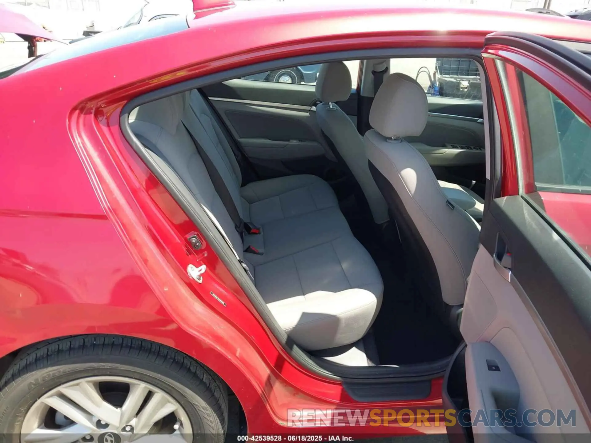 8 Photograph of a damaged car 5NPD84LF7KH452406 HYUNDAI ELANTRA 2019