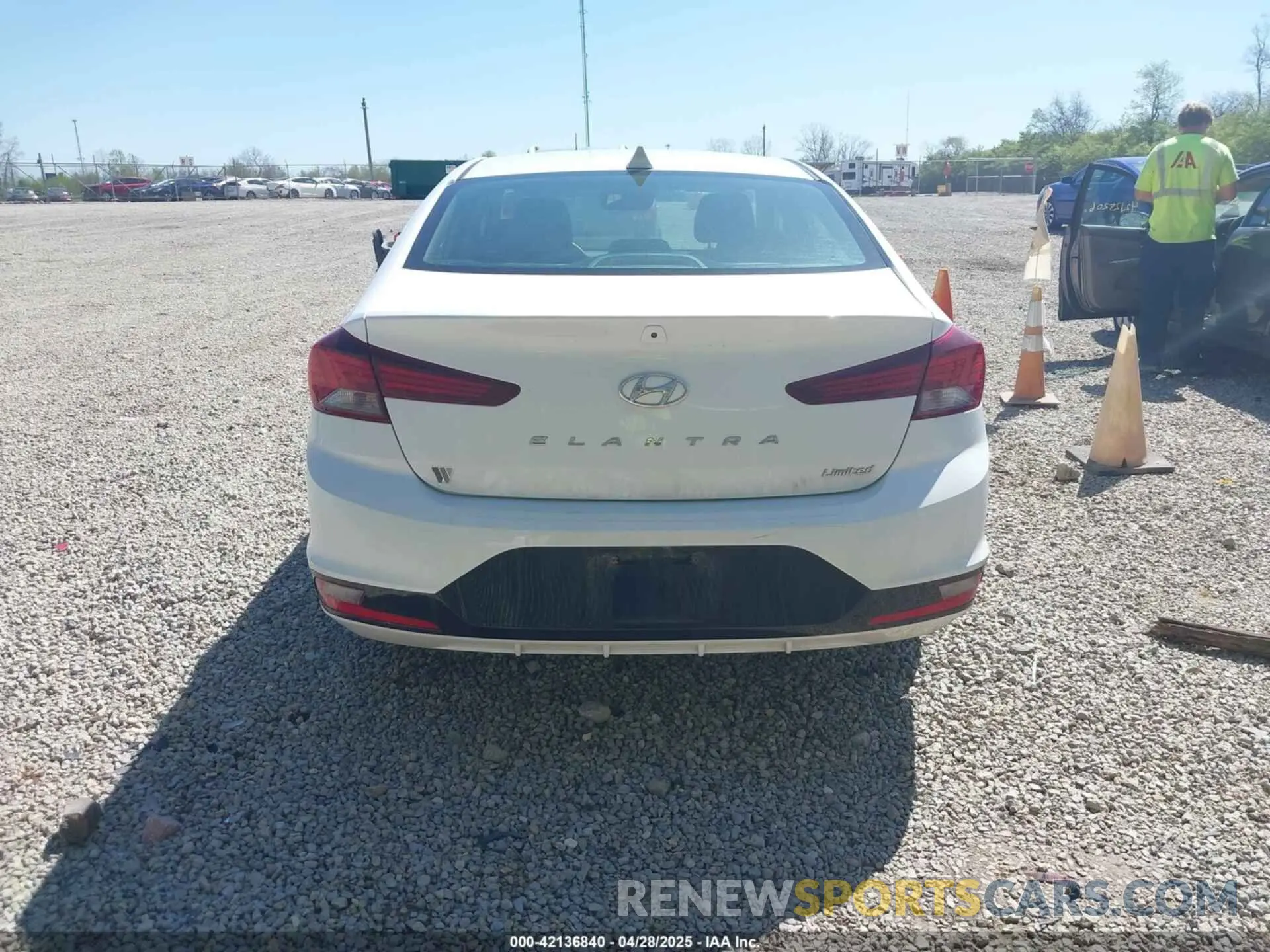 17 Photograph of a damaged car 5NPD84LF7KH464281 HYUNDAI ELANTRA 2019
