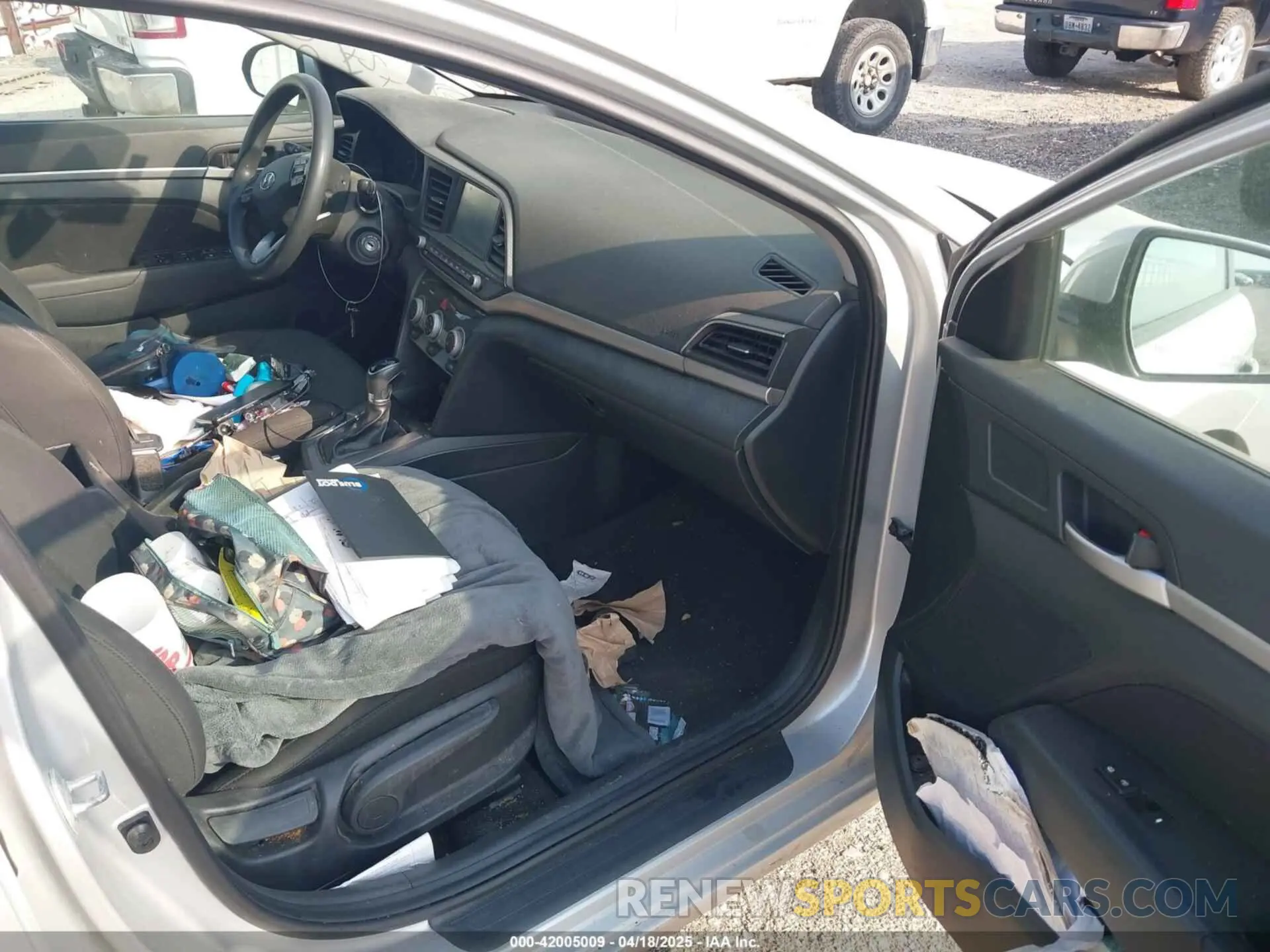5 Photograph of a damaged car 5NPD84LF8KH404381 HYUNDAI ELANTRA 2019