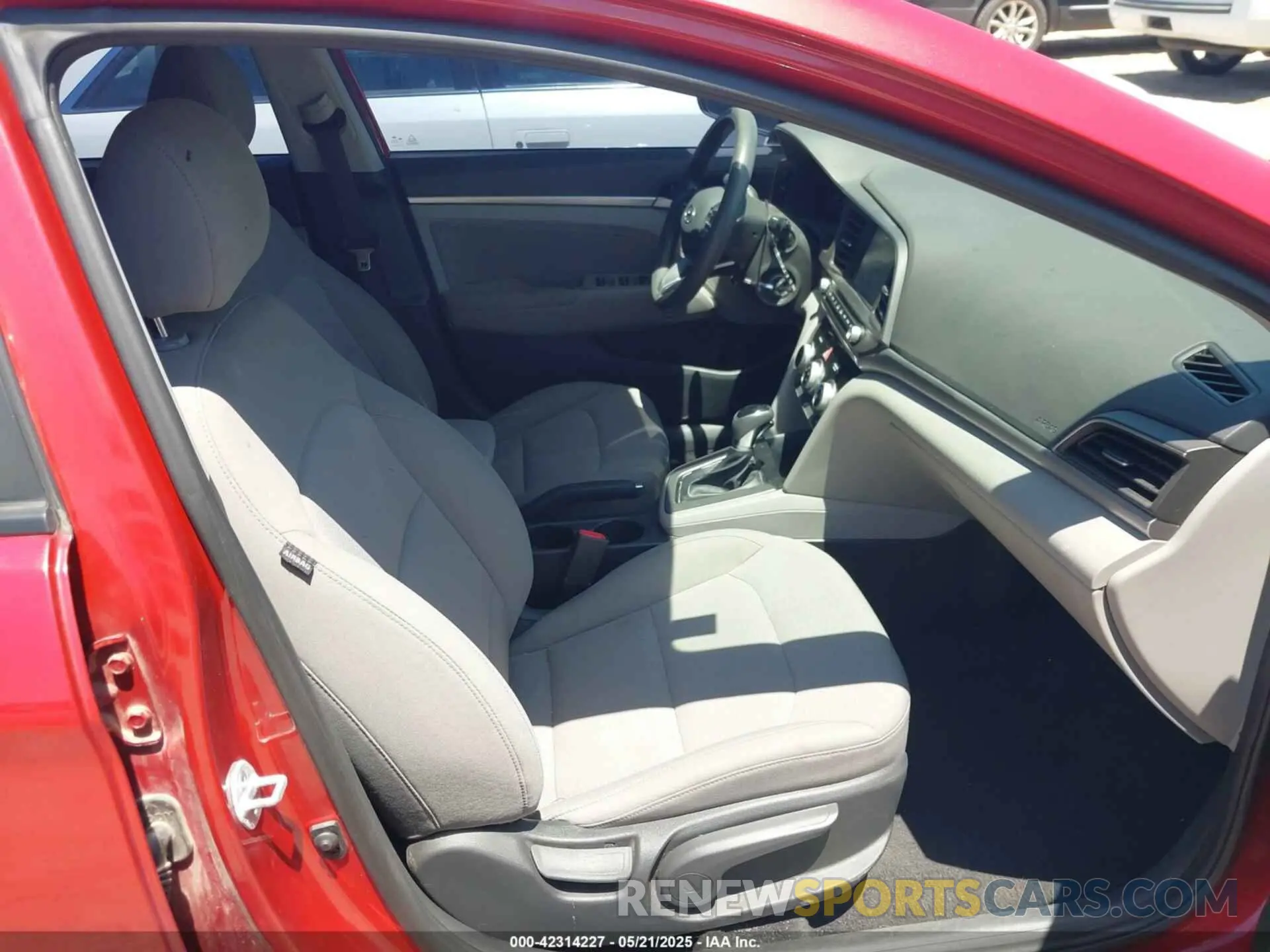 5 Photograph of a damaged car 5NPD84LF8KH421326 HYUNDAI ELANTRA 2019