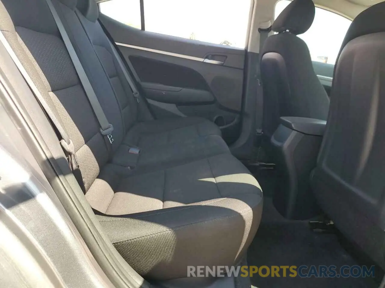 10 Photograph of a damaged car 5NPD84LF8KH422959 HYUNDAI ELANTRA 2019