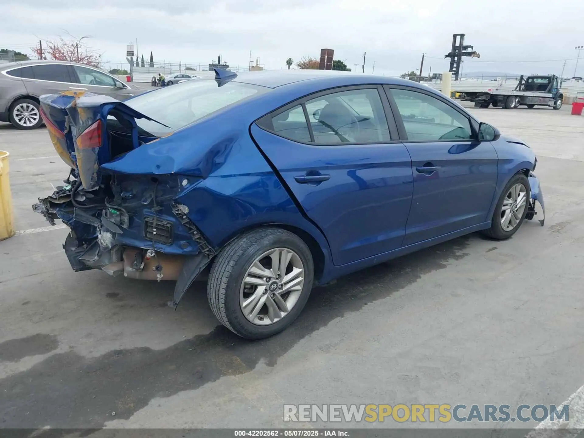 4 Photograph of a damaged car 5NPD84LF9KH436109 HYUNDAI ELANTRA 2019