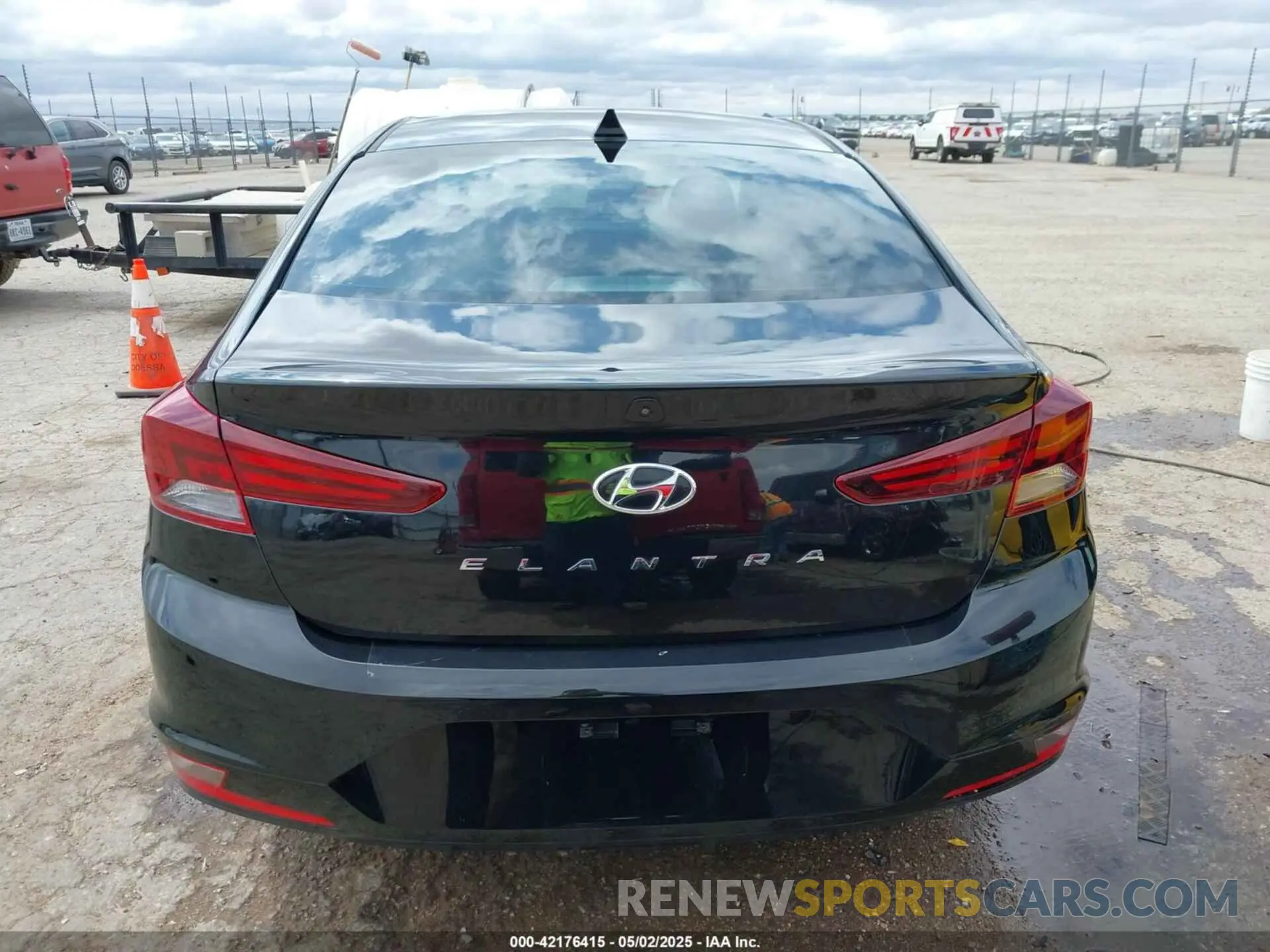 17 Photograph of a damaged car 5NPD84LF9KH442881 HYUNDAI ELANTRA 2019