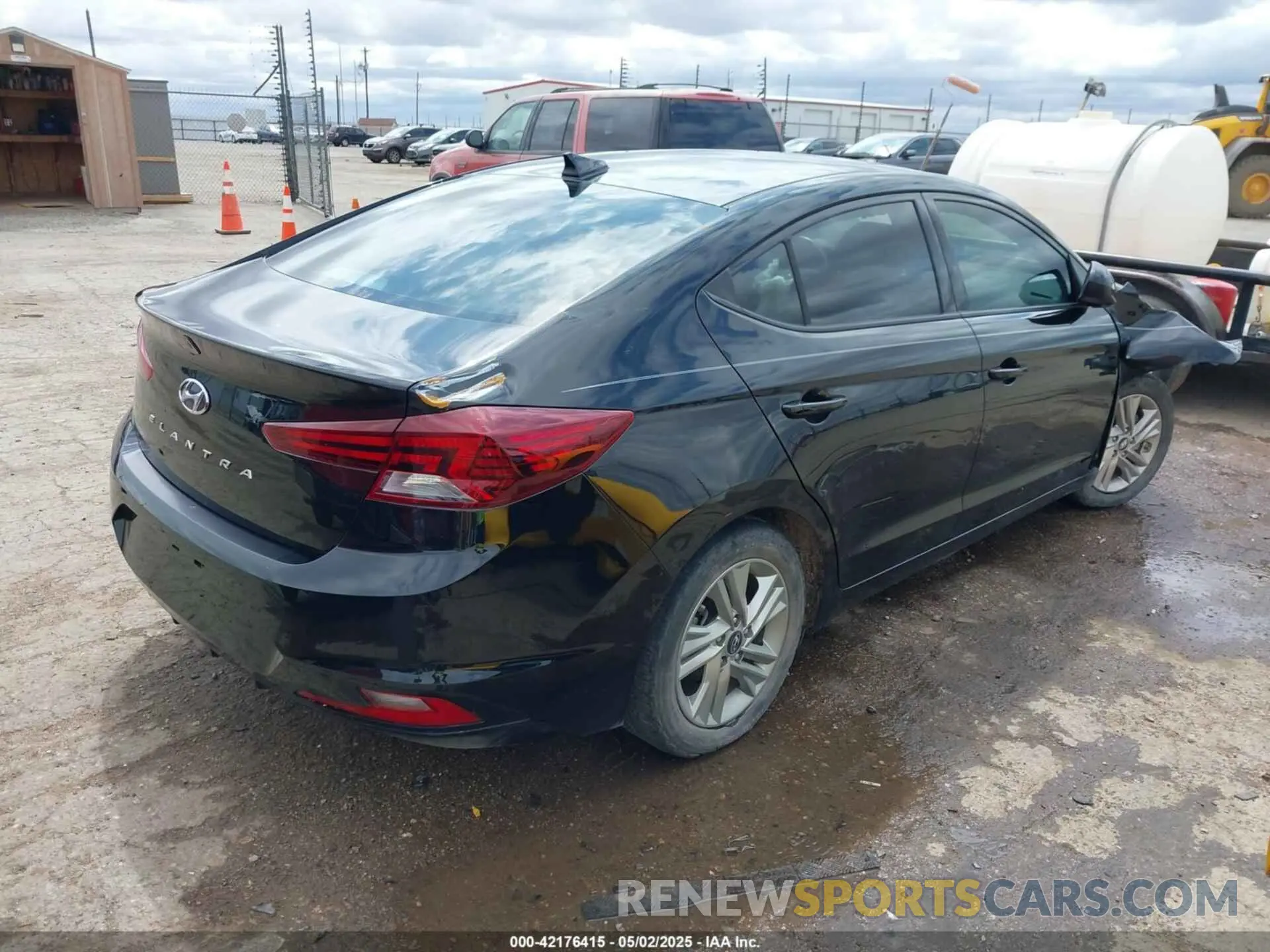 4 Photograph of a damaged car 5NPD84LF9KH442881 HYUNDAI ELANTRA 2019