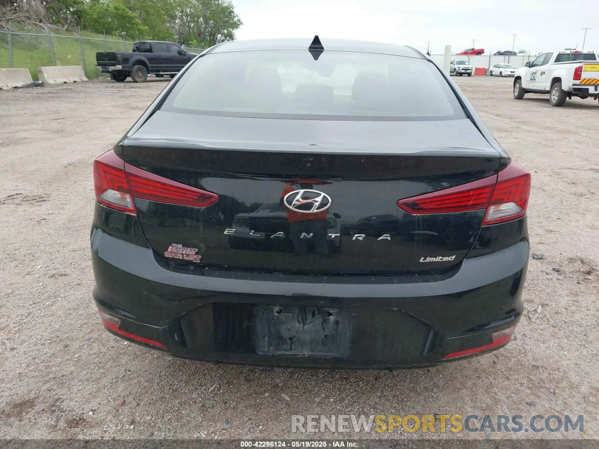 17 Photograph of a damaged car 5NPD84LF9KH449720 HYUNDAI ELANTRA 2019
