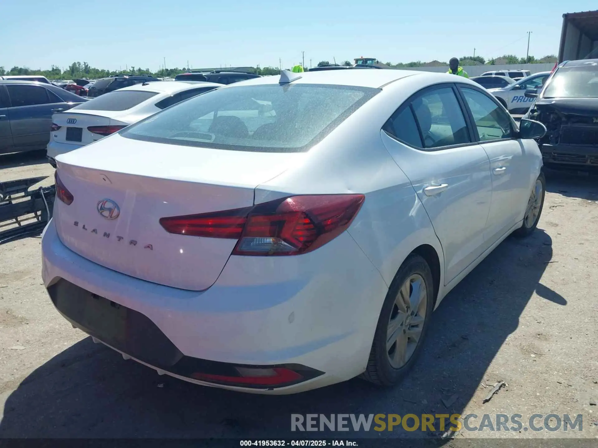 4 Photograph of a damaged car 5NPD84LF9KH458935 HYUNDAI ELANTRA 2019