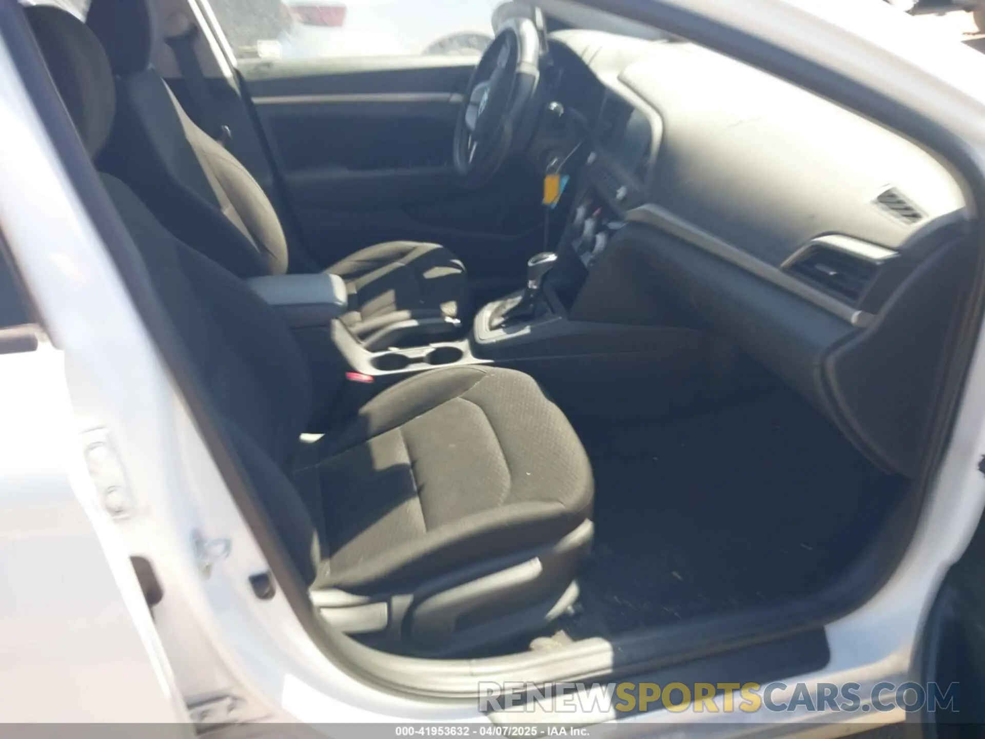 5 Photograph of a damaged car 5NPD84LF9KH458935 HYUNDAI ELANTRA 2019