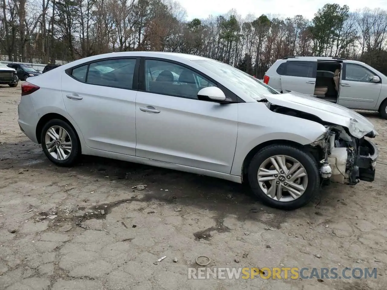 4 Photograph of a damaged car 5NPD84LF9KH470230 HYUNDAI ELANTRA 2019