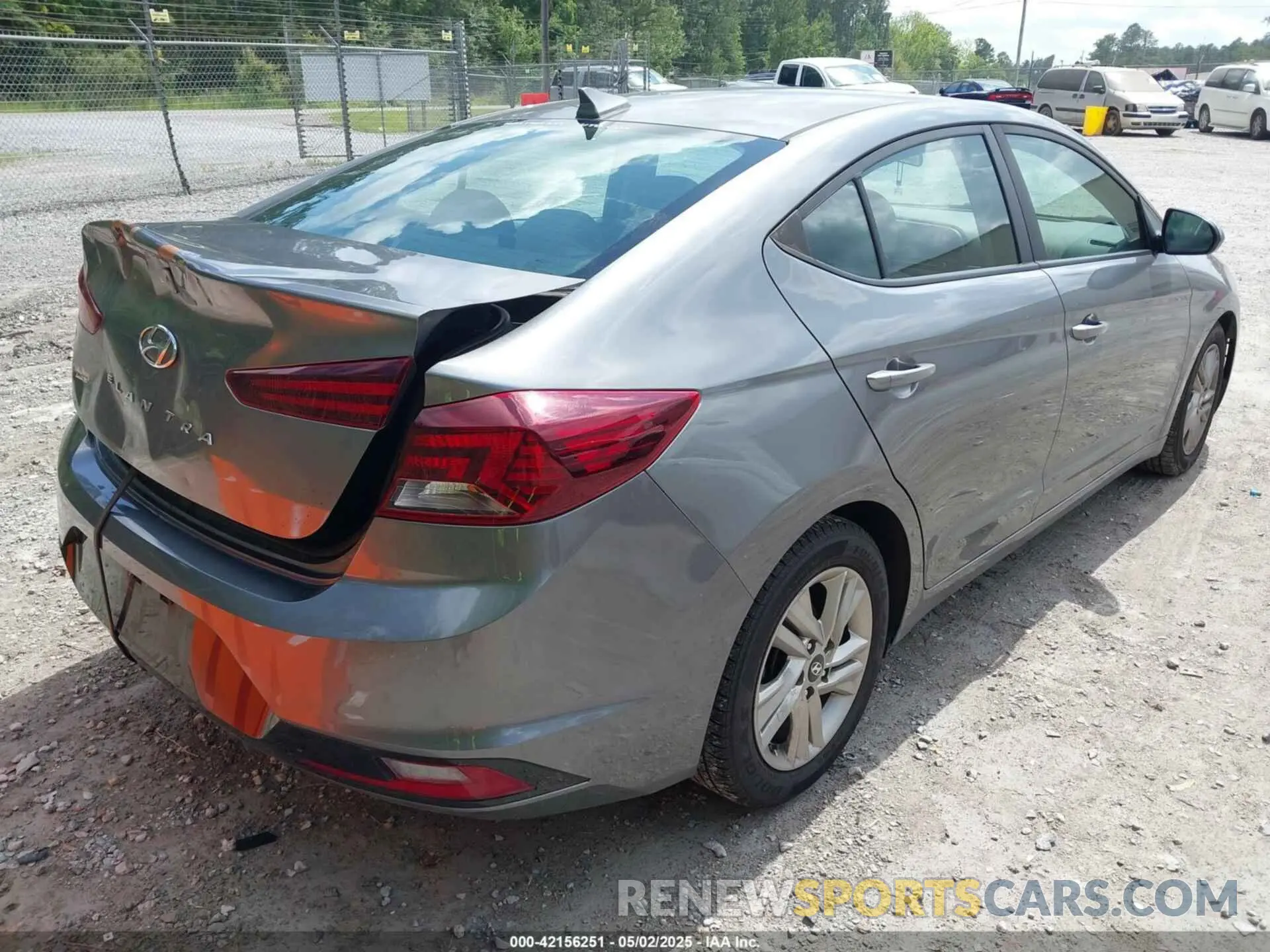 4 Photograph of a damaged car 5NPD84LFXKH403877 HYUNDAI ELANTRA 2019