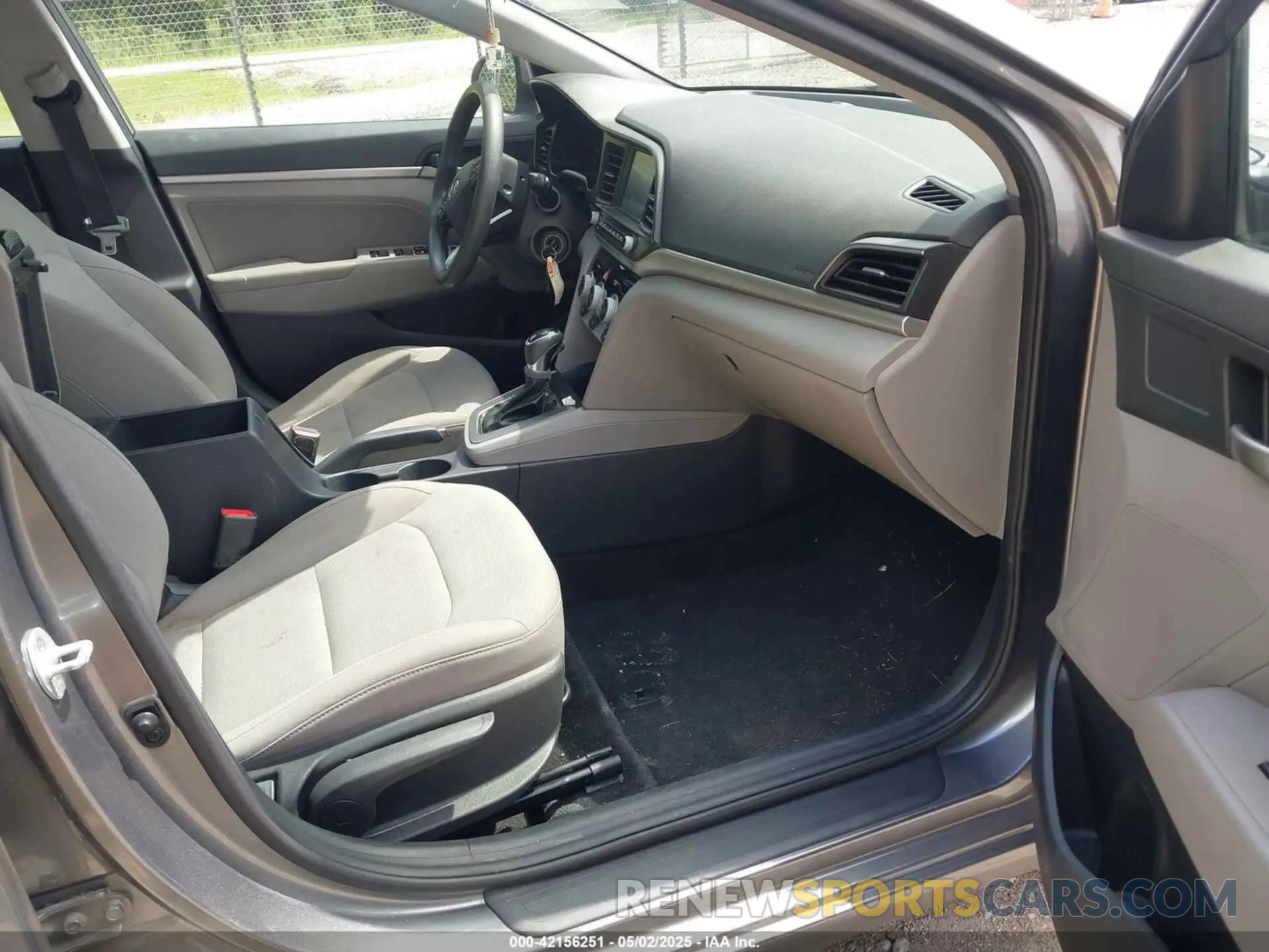 5 Photograph of a damaged car 5NPD84LFXKH403877 HYUNDAI ELANTRA 2019