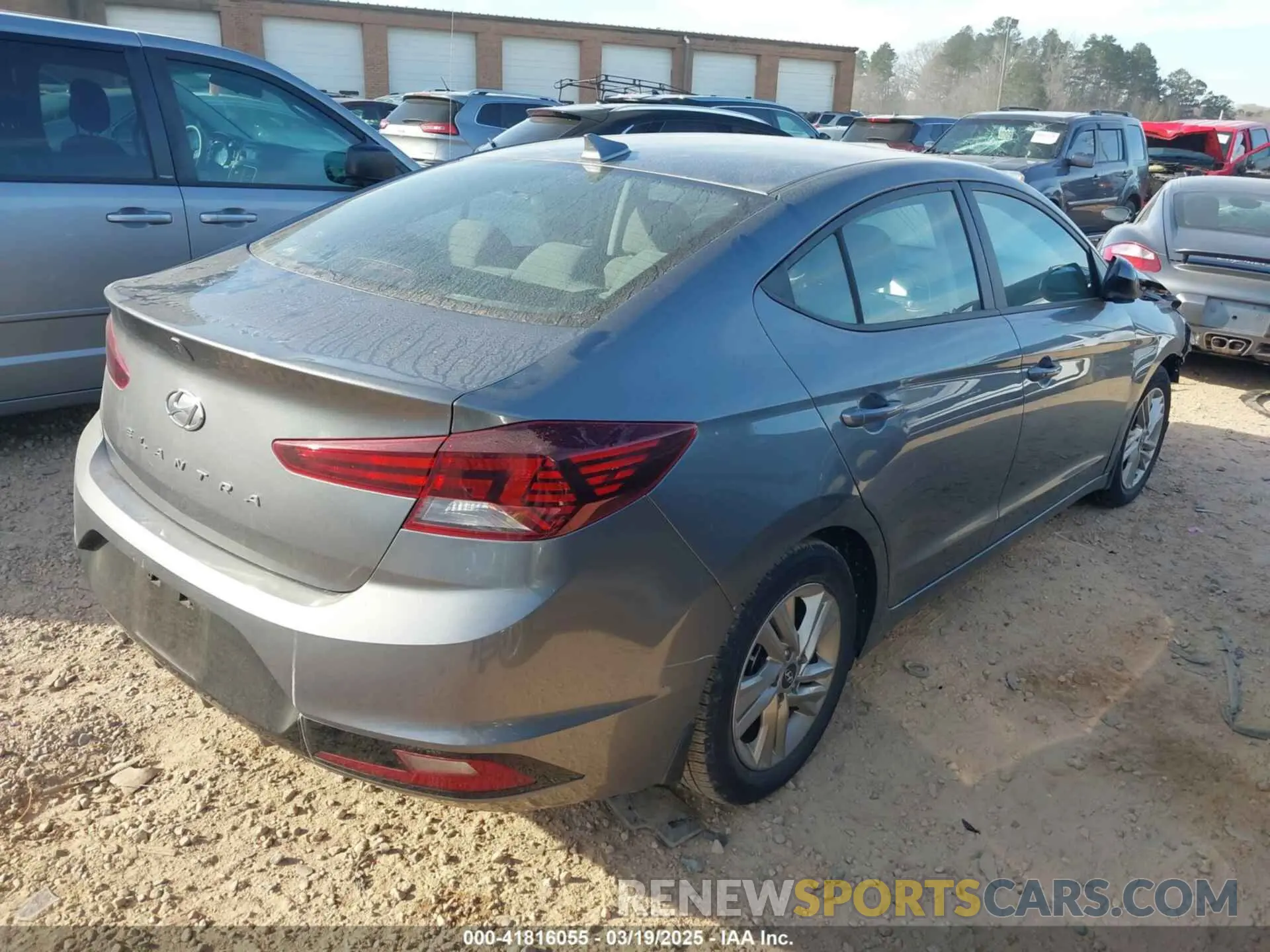 4 Photograph of a damaged car 5NPD84LFXKH492446 HYUNDAI ELANTRA 2019