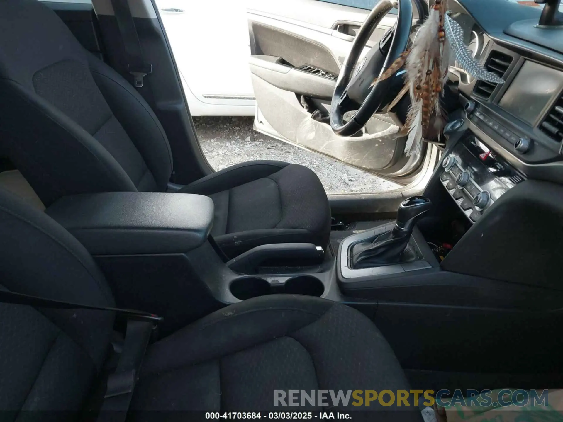 5 Photograph of a damaged car KMHD84LF2KU823697 HYUNDAI ELANTRA 2019