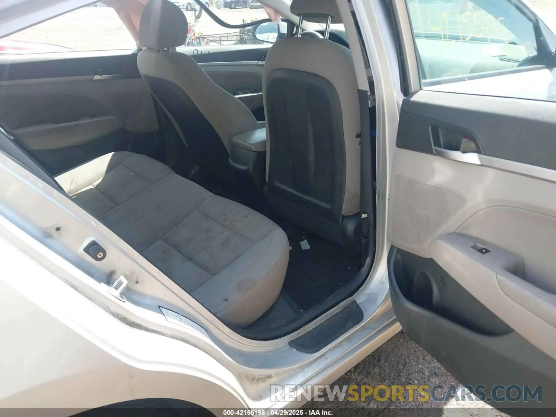 8 Photograph of a damaged car KMHD84LF4KU746265 HYUNDAI ELANTRA 2019