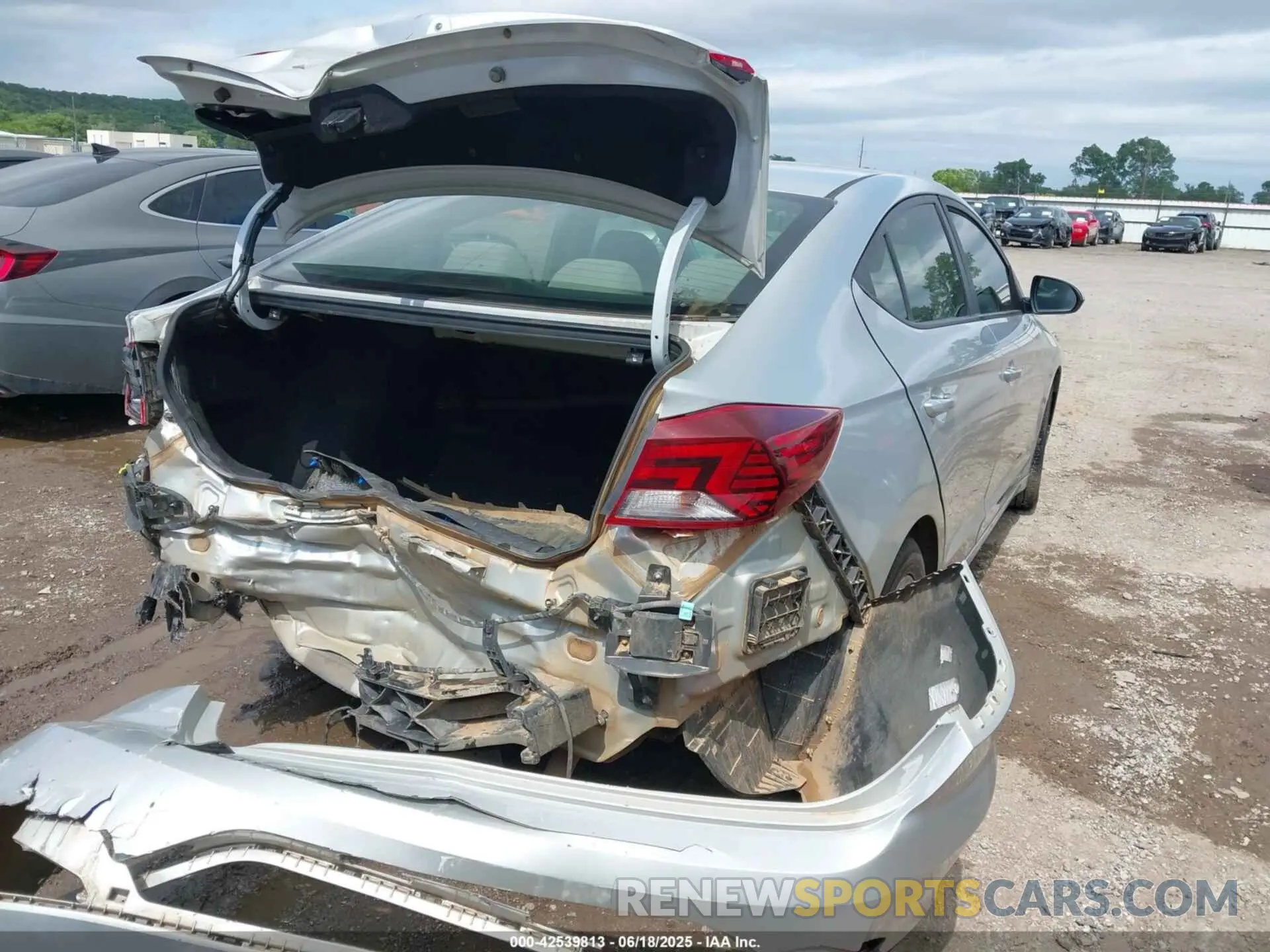 4 Photograph of a damaged car KMHD84LF5KU738904 HYUNDAI ELANTRA 2019