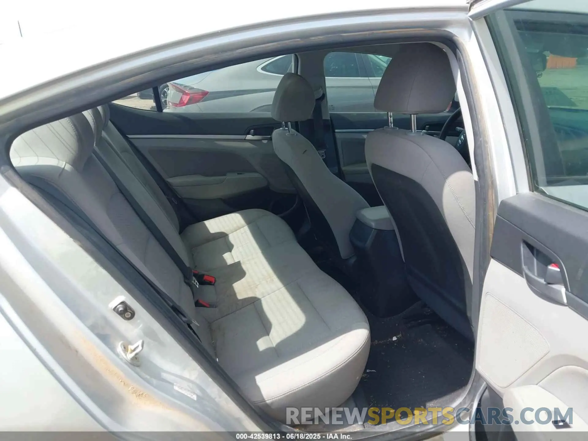 8 Photograph of a damaged car KMHD84LF5KU738904 HYUNDAI ELANTRA 2019