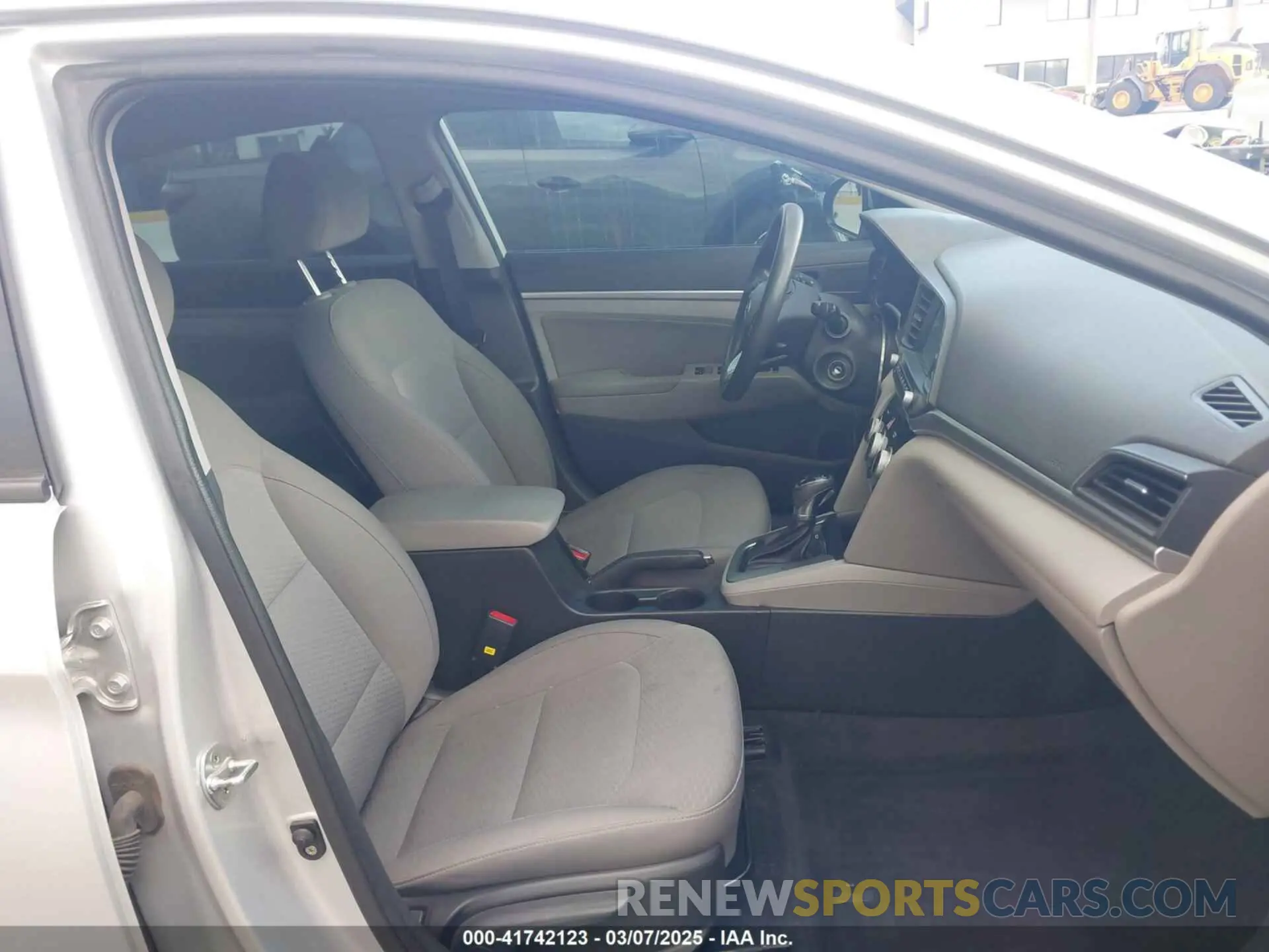 5 Photograph of a damaged car KMHD84LF5KU746324 HYUNDAI ELANTRA 2019