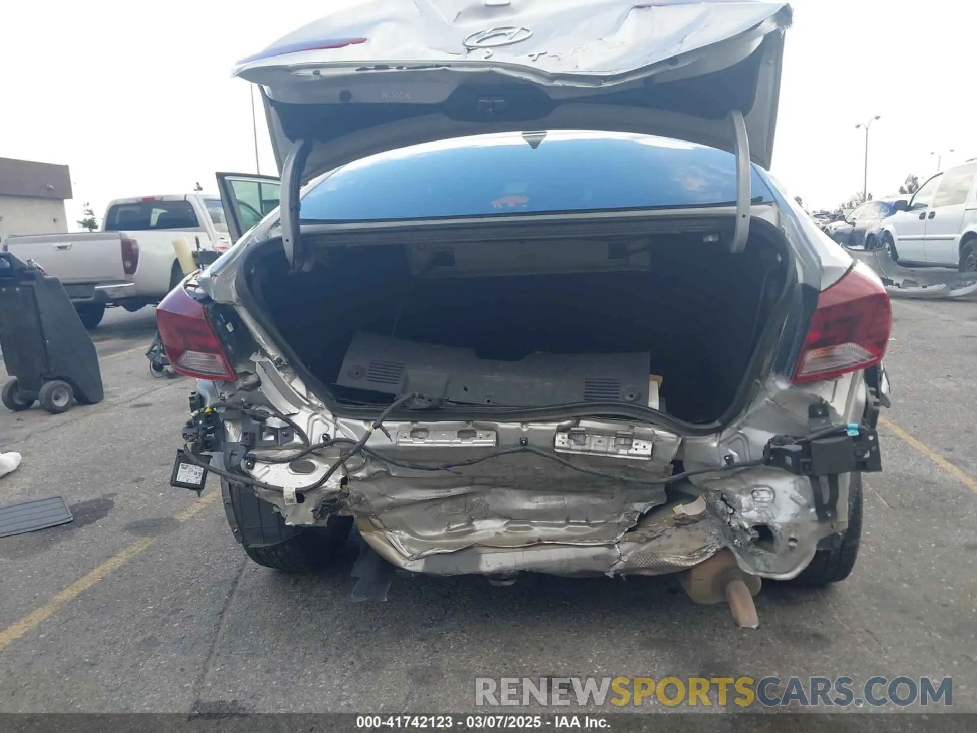 6 Photograph of a damaged car KMHD84LF5KU746324 HYUNDAI ELANTRA 2019