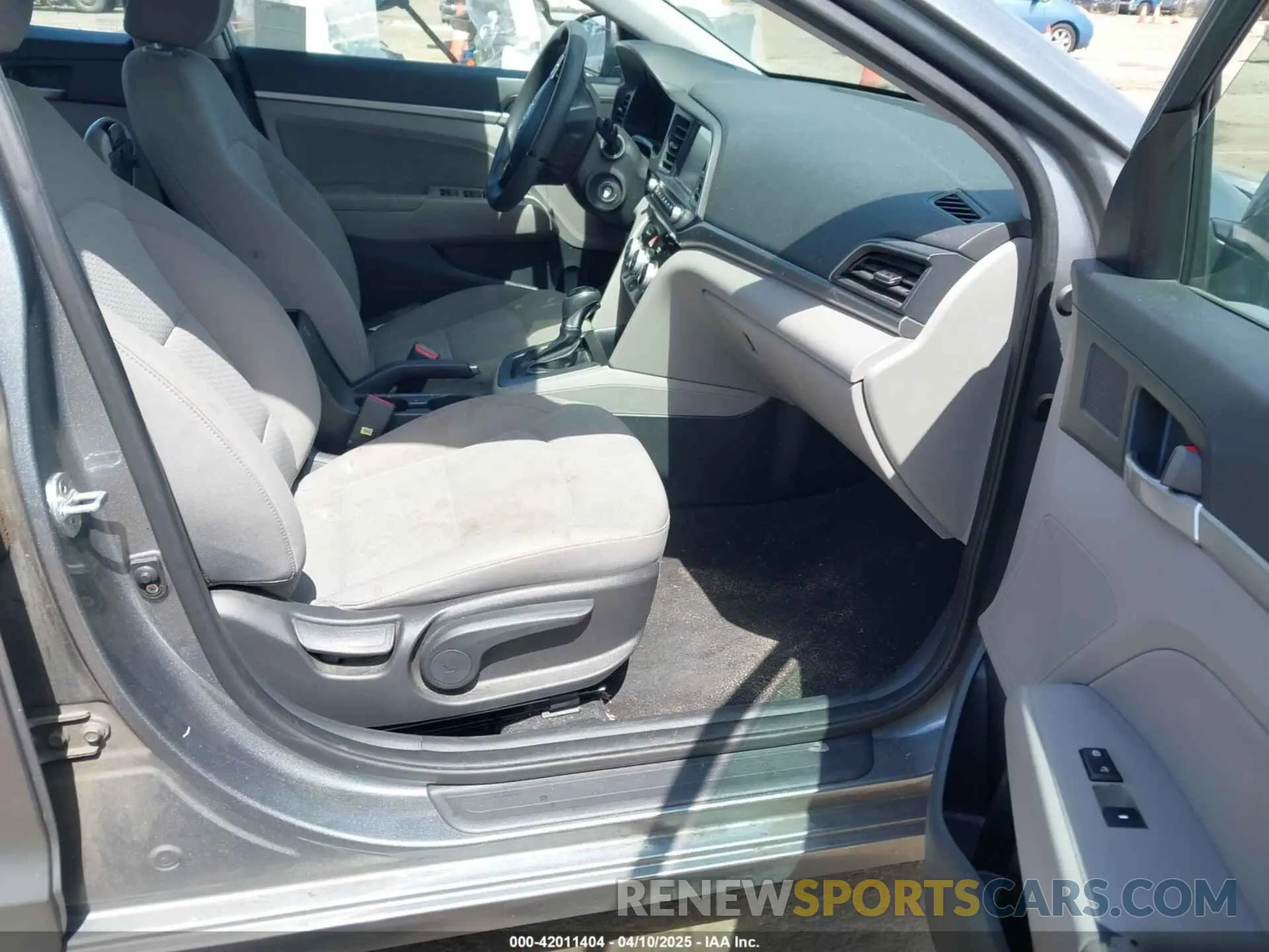 5 Photograph of a damaged car KMHD84LF5KU752284 HYUNDAI ELANTRA 2019