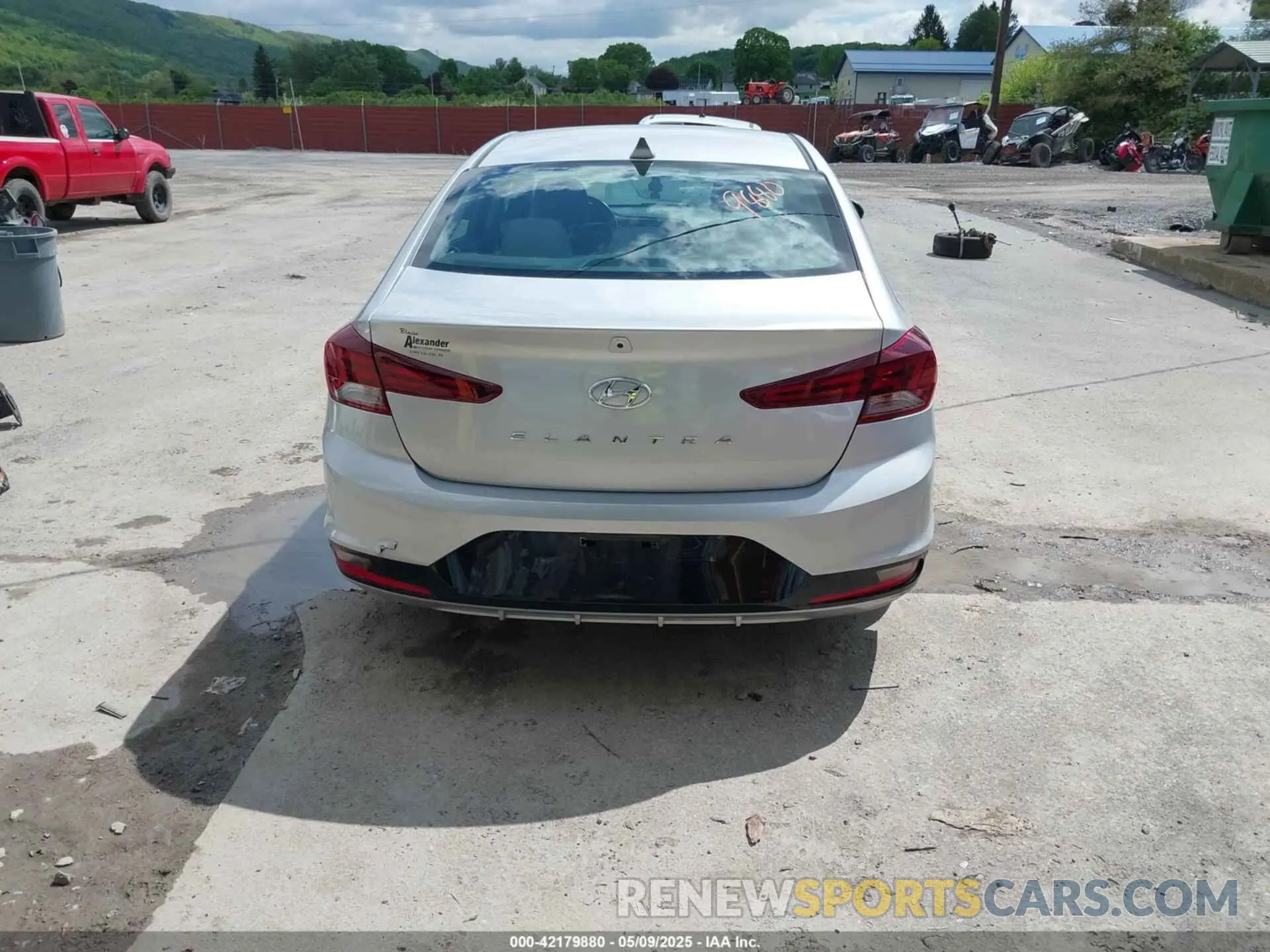 17 Photograph of a damaged car KMHD84LFXKU762860 HYUNDAI ELANTRA 2019