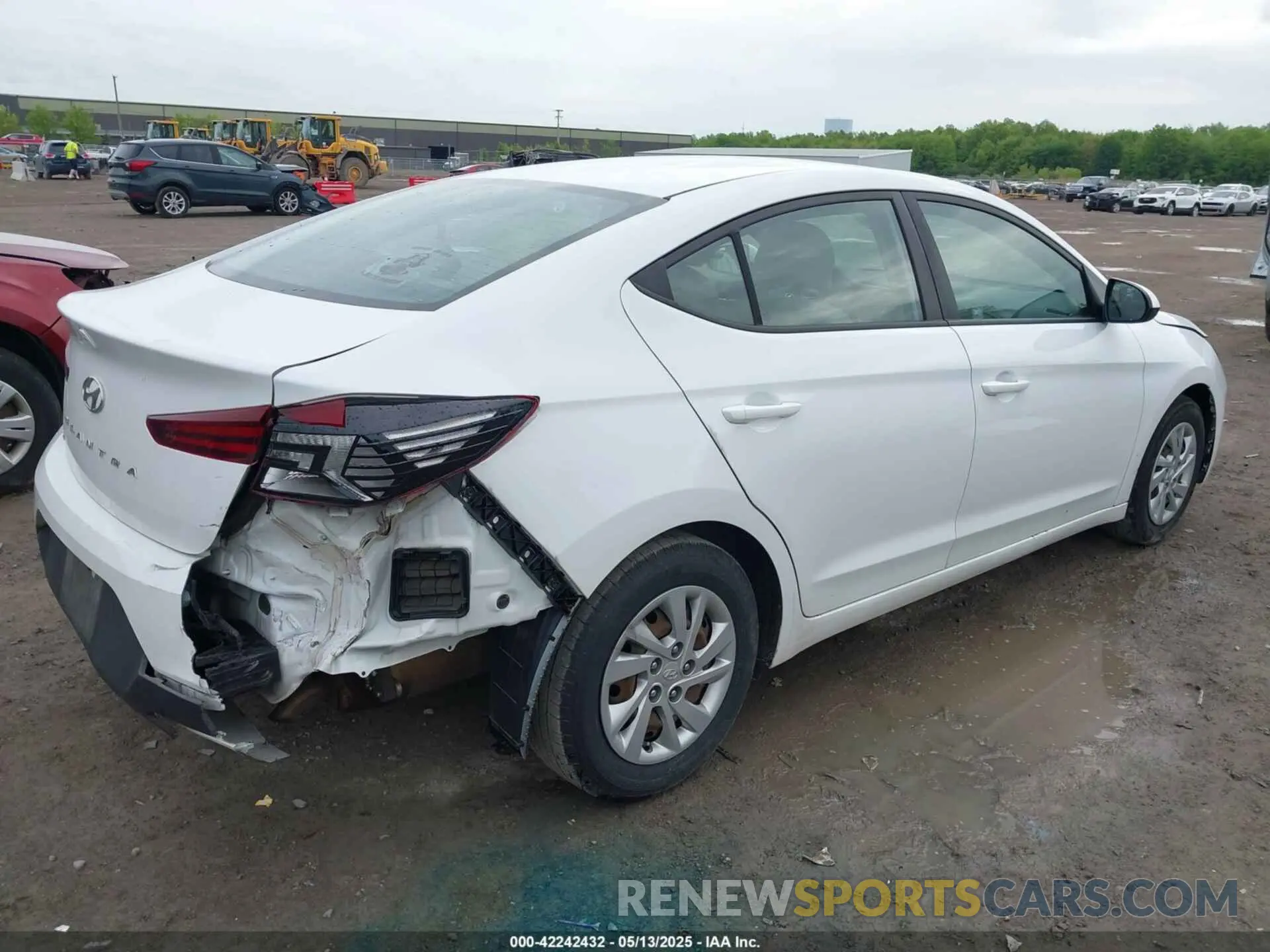 4 Photograph of a damaged car 5NPD74LF0LH609195 HYUNDAI ELANTRA 2020