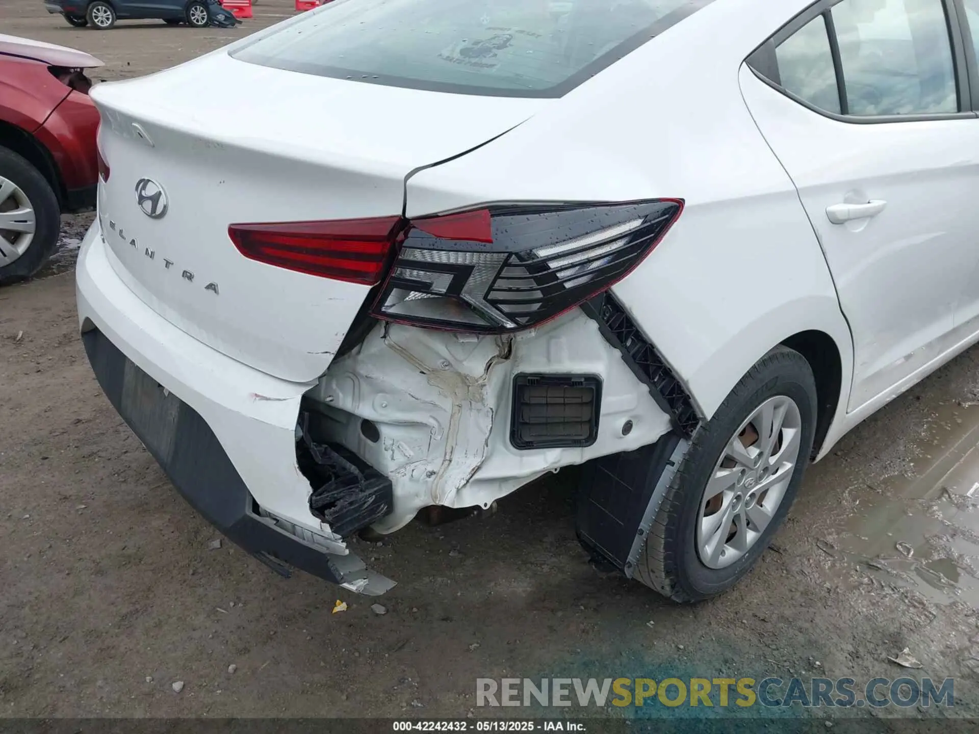 6 Photograph of a damaged car 5NPD74LF0LH609195 HYUNDAI ELANTRA 2020