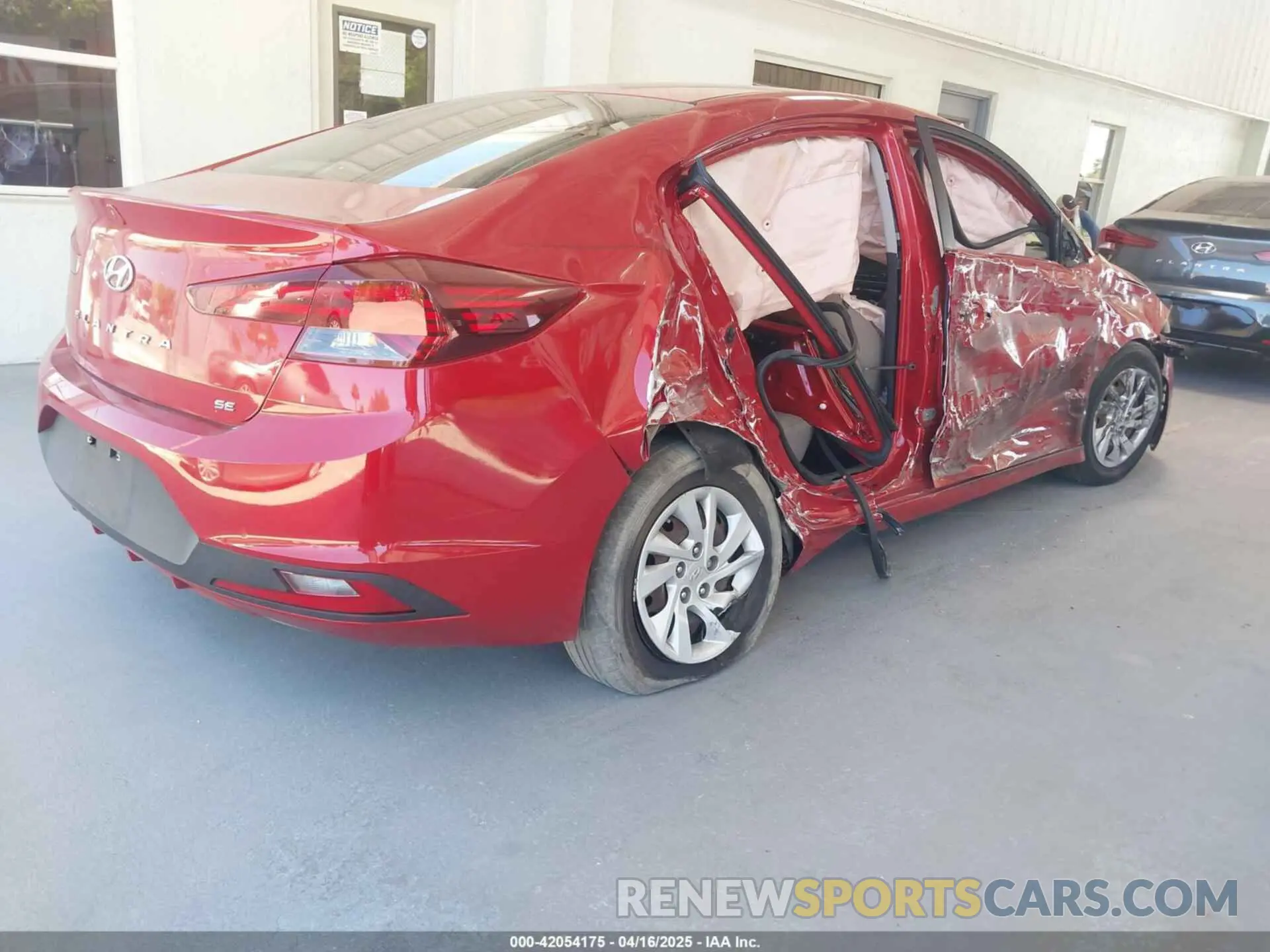 4 Photograph of a damaged car 5NPD74LF1LH500566 HYUNDAI ELANTRA 2020