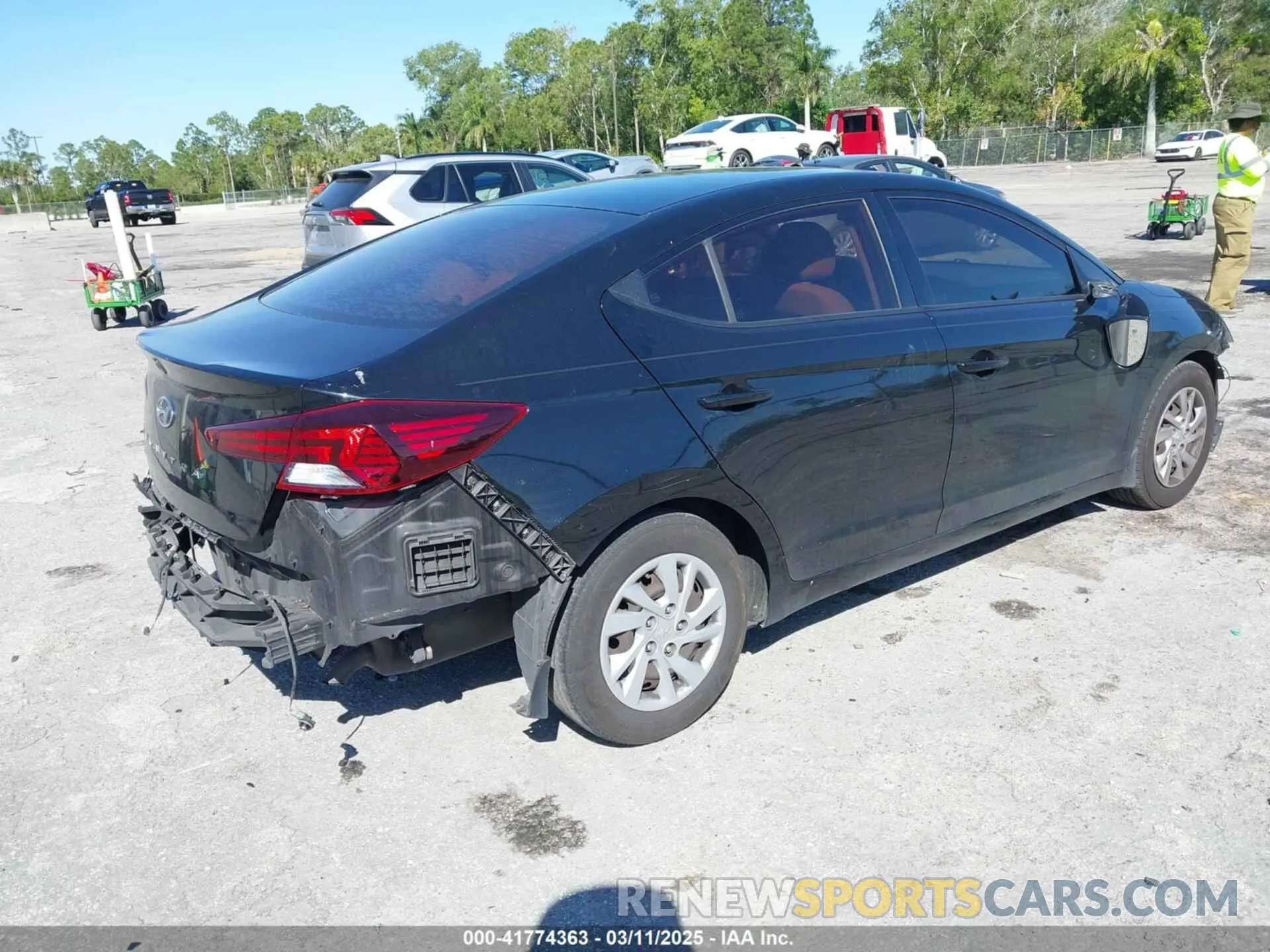4 Photograph of a damaged car 5NPD74LF1LH559861 HYUNDAI ELANTRA 2020