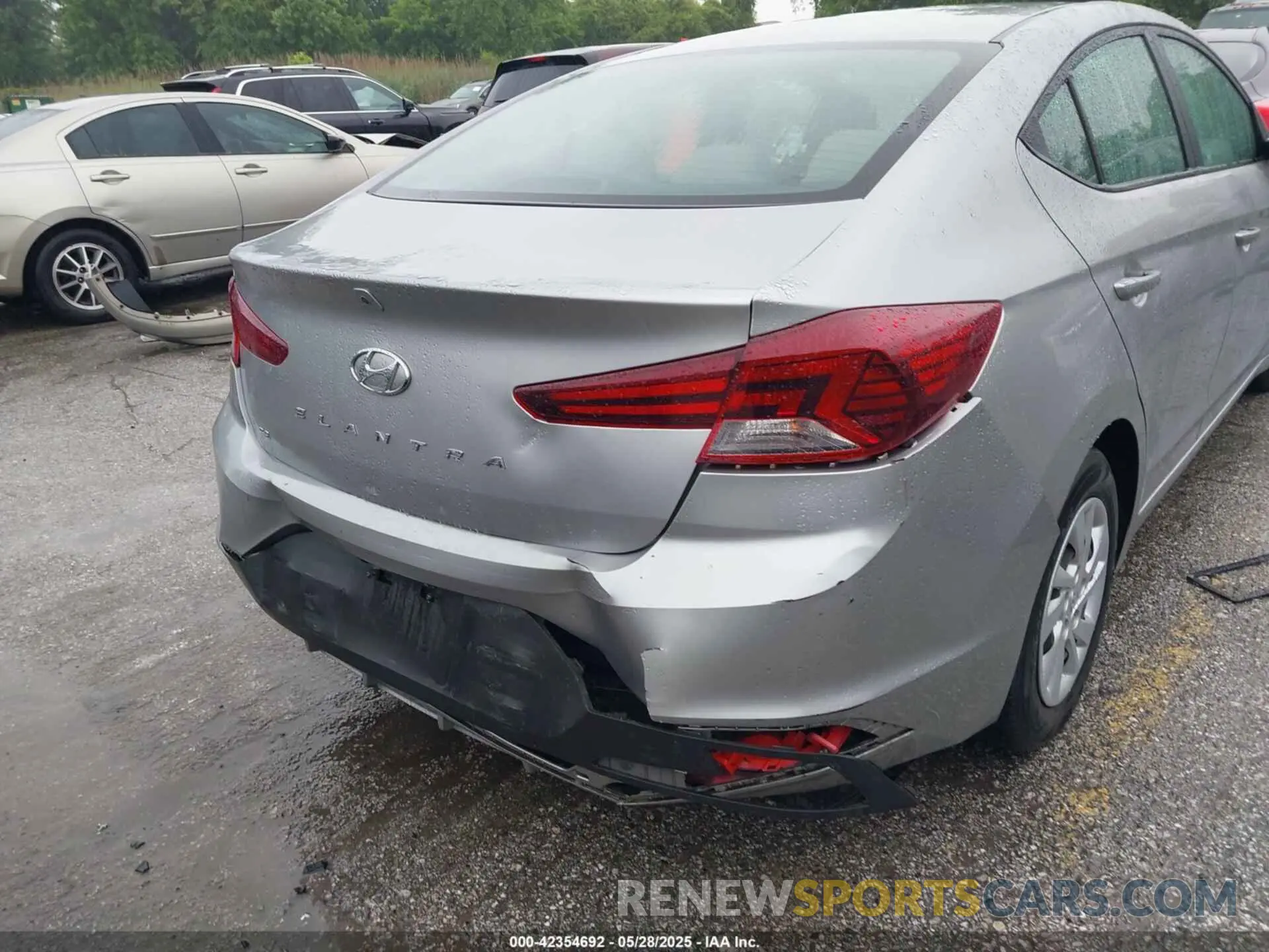 17 Photograph of a damaged car 5NPD74LF1LH615152 HYUNDAI ELANTRA 2020