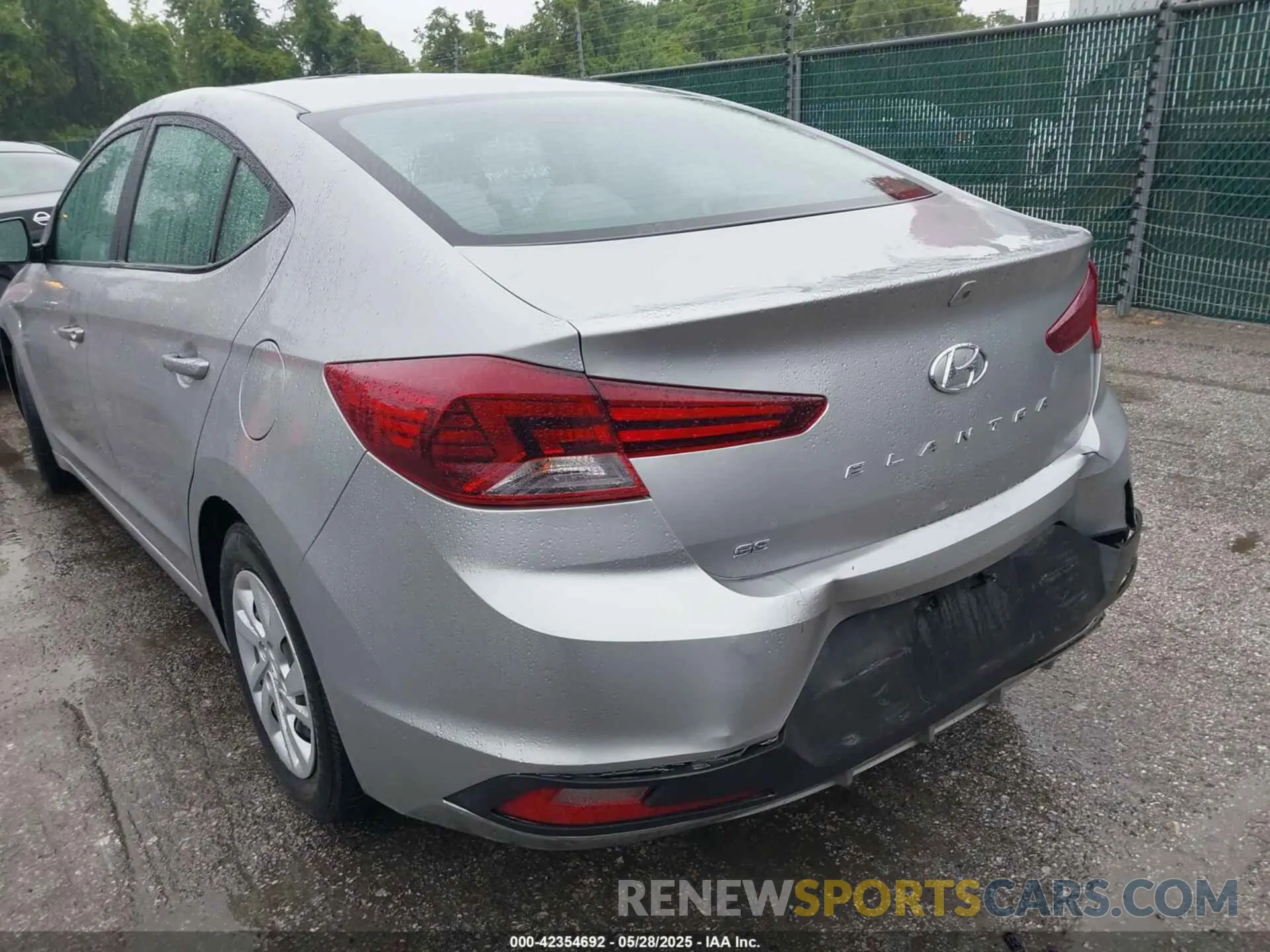 18 Photograph of a damaged car 5NPD74LF1LH615152 HYUNDAI ELANTRA 2020