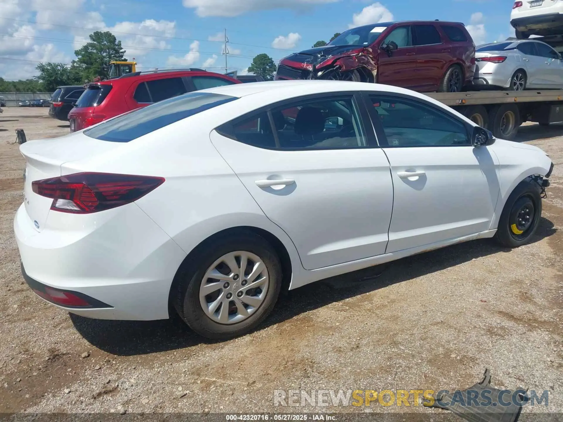 4 Photograph of a damaged car 5NPD74LF2LH499654 HYUNDAI ELANTRA 2020