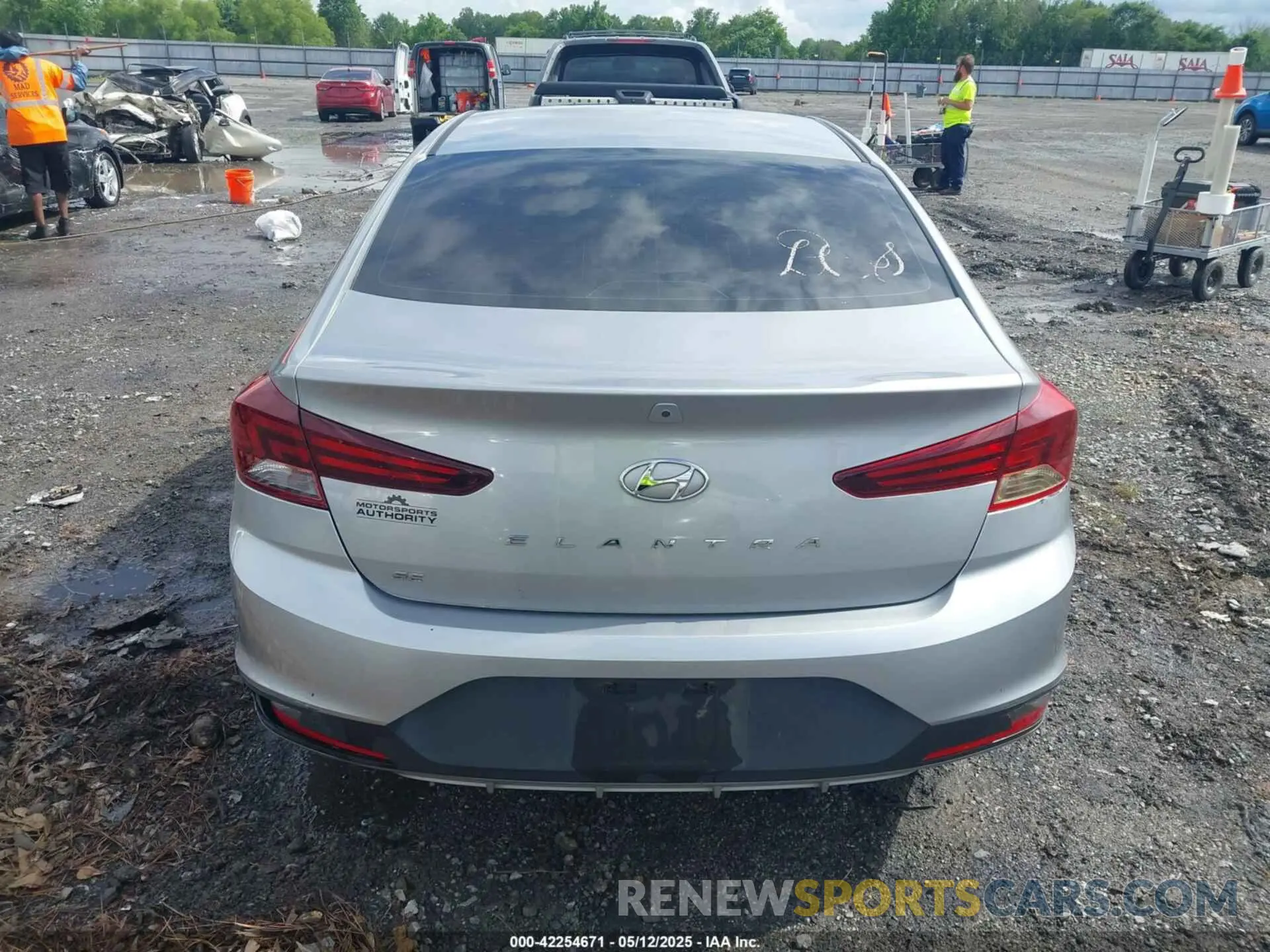 17 Photograph of a damaged car 5NPD74LF5LH596749 HYUNDAI ELANTRA 2020