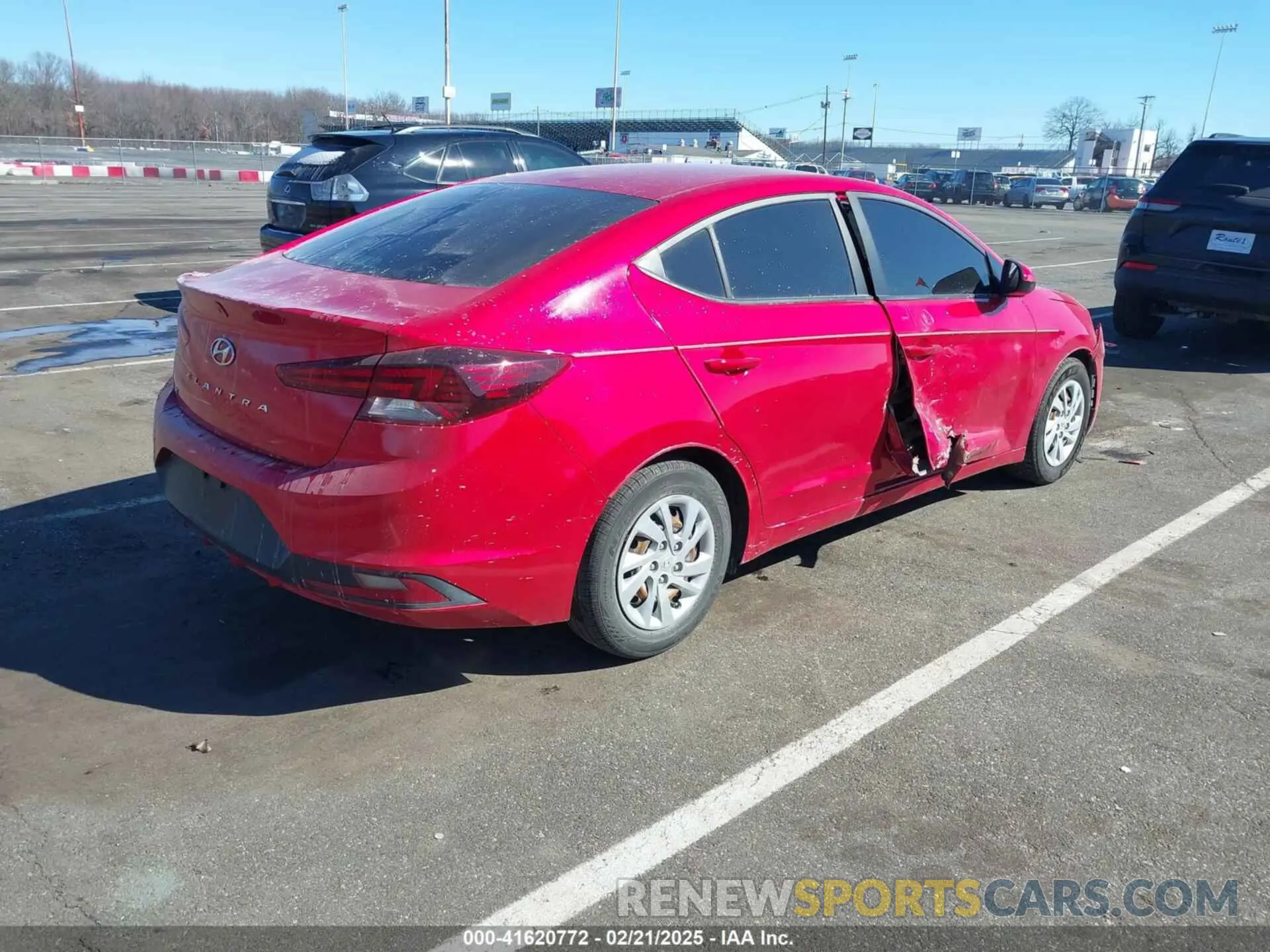 4 Photograph of a damaged car 5NPD74LF5LH619835 HYUNDAI ELANTRA 2020