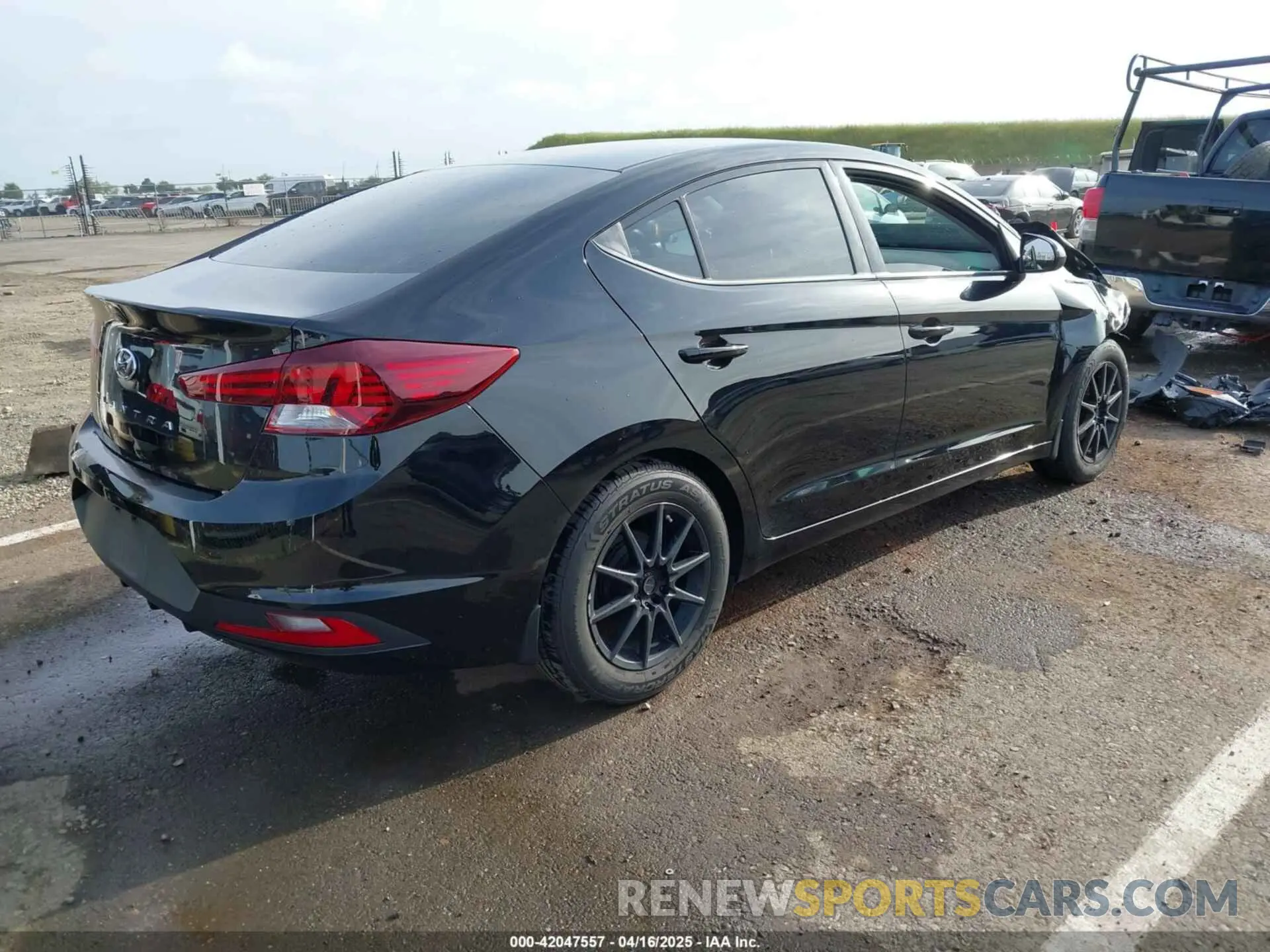 4 Photograph of a damaged car 5NPD74LF6LH597490 HYUNDAI ELANTRA 2020
